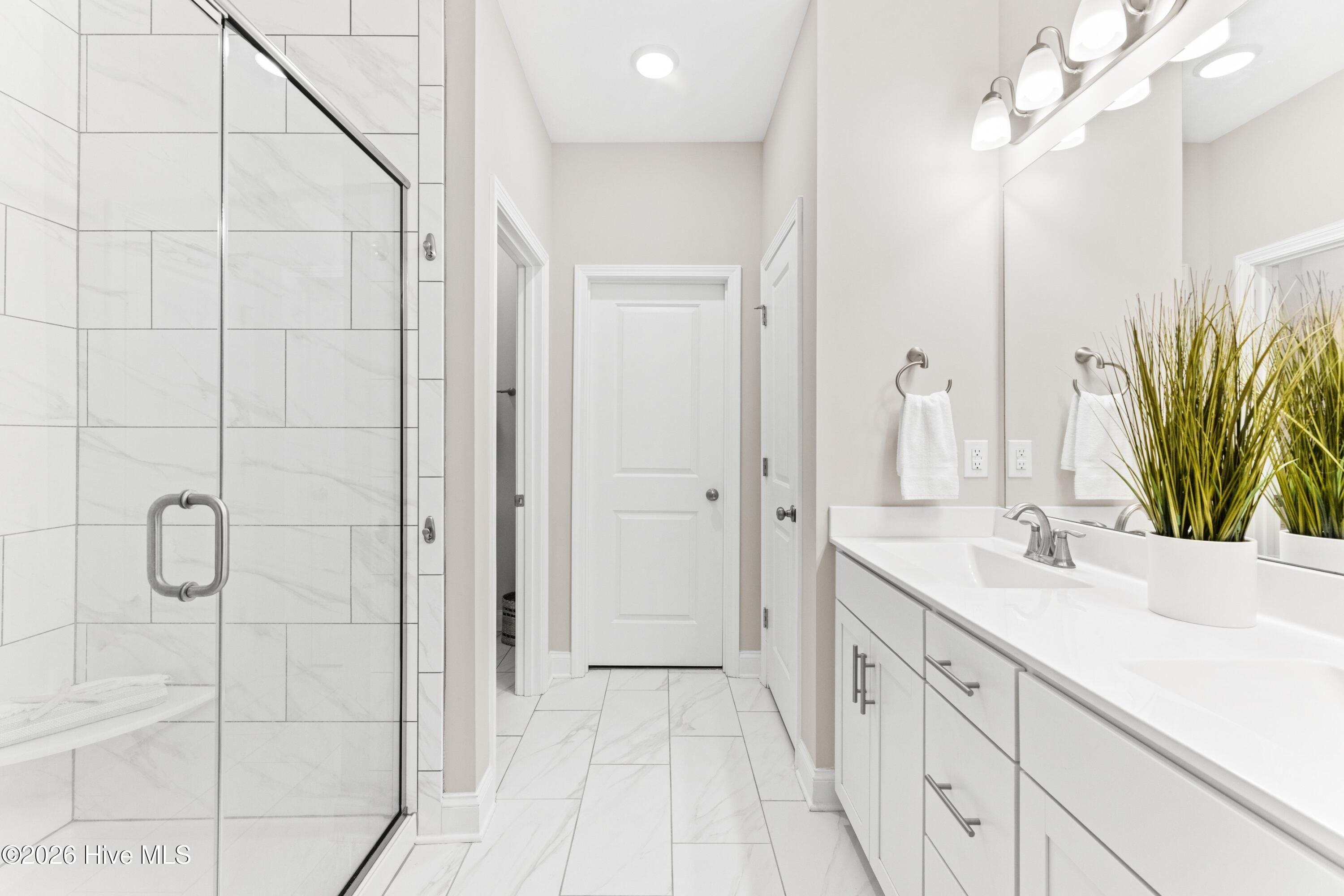 100561079 | Photo 30