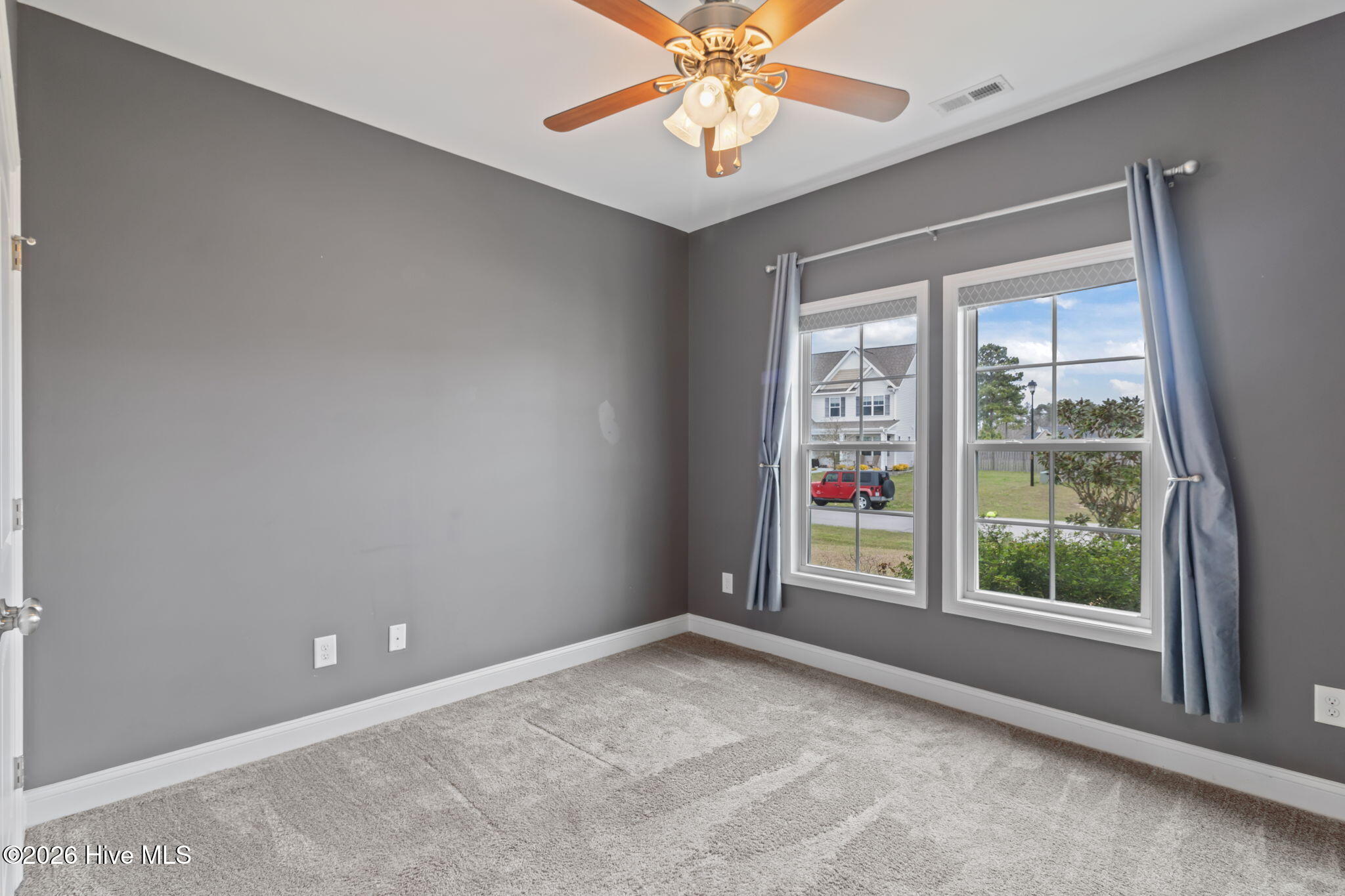 100560163 | Photo 25