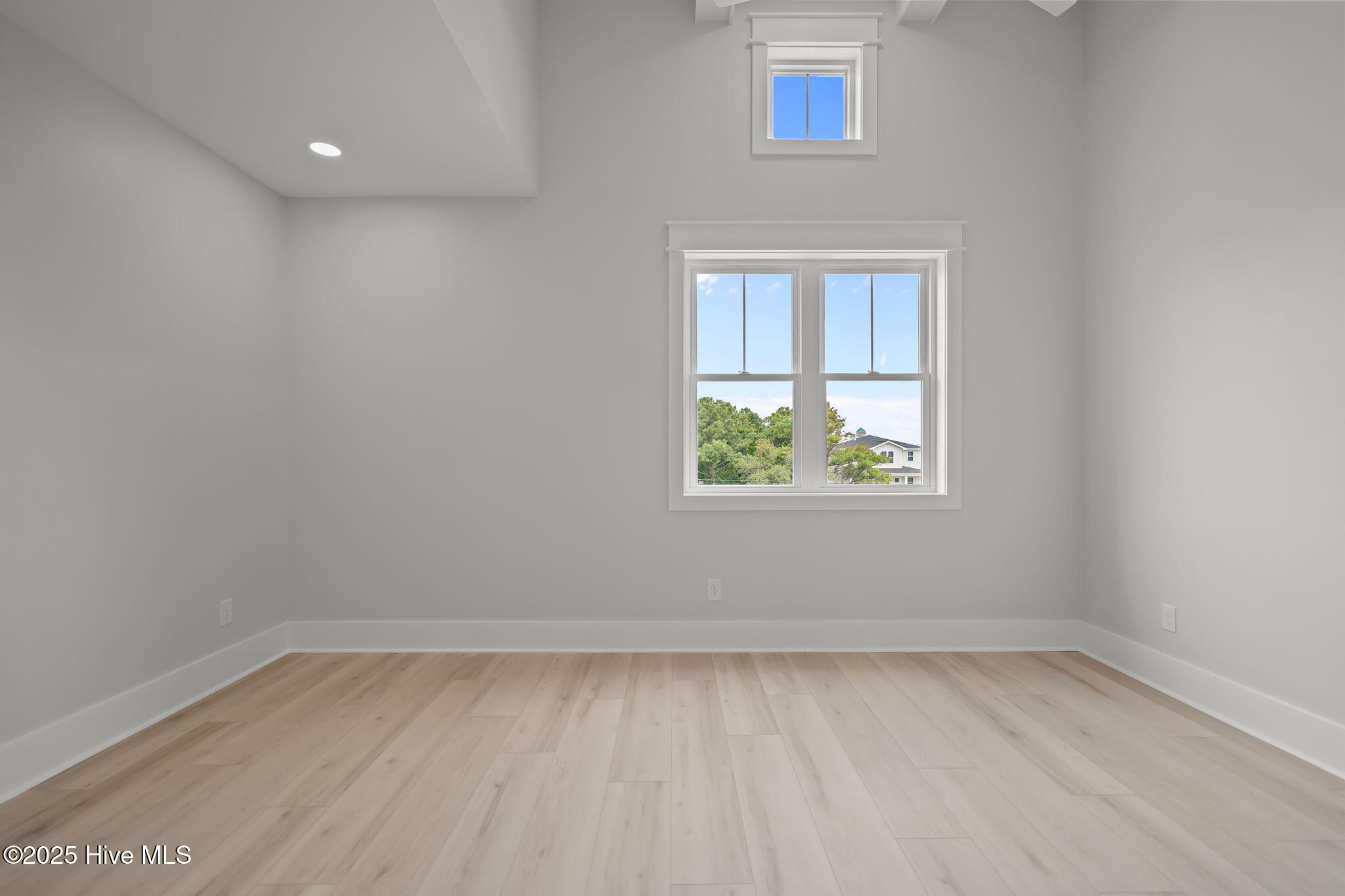 100537878 | Photo 24