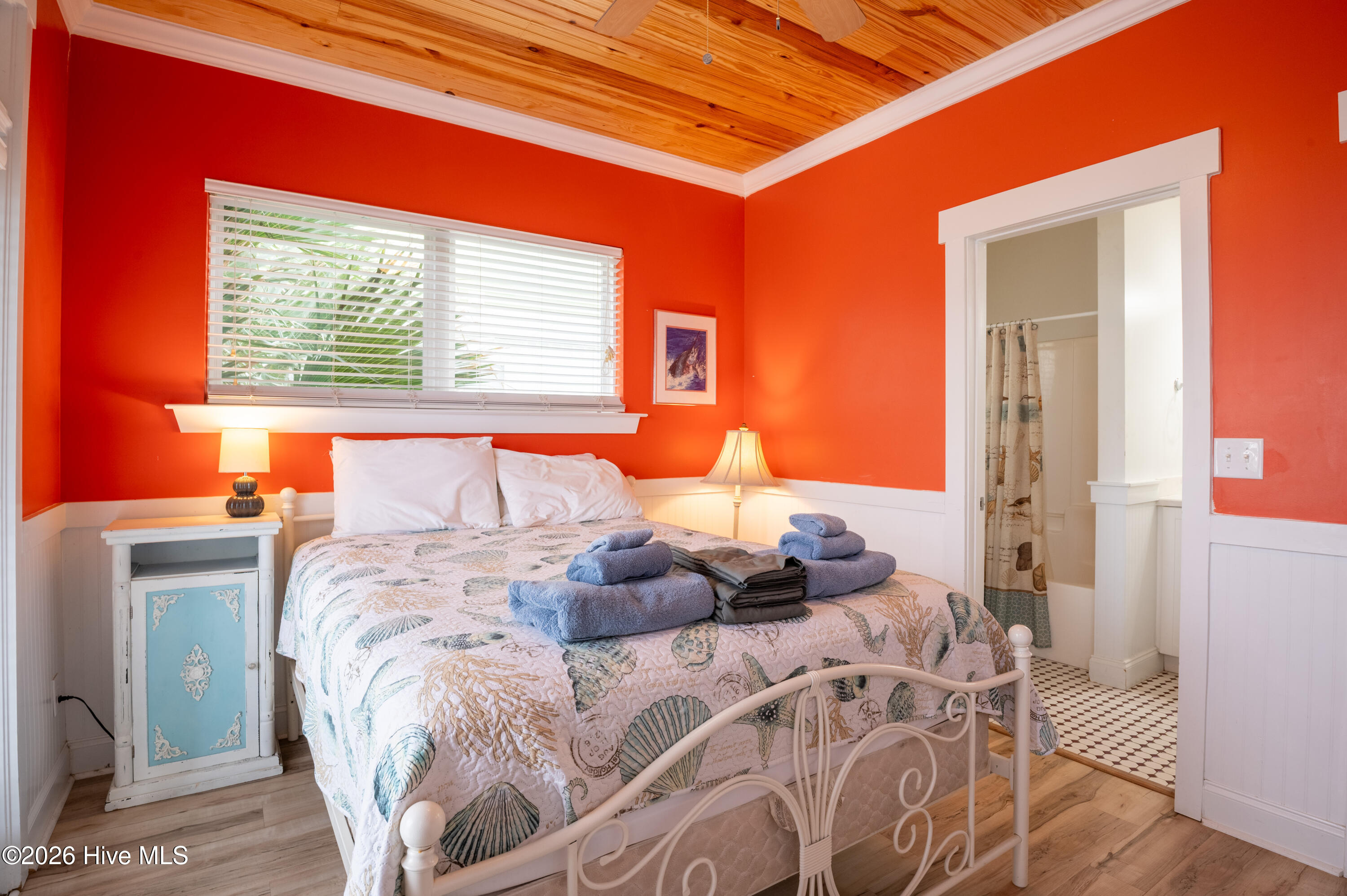 100550825 | Photo 35