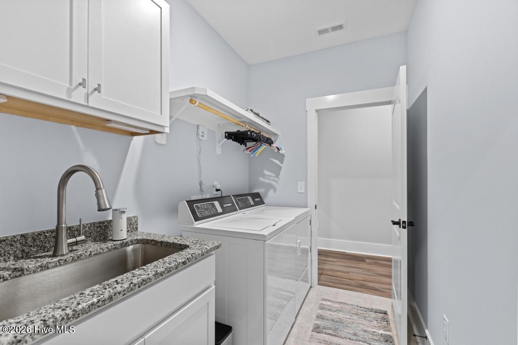 100569844 | Photo 42