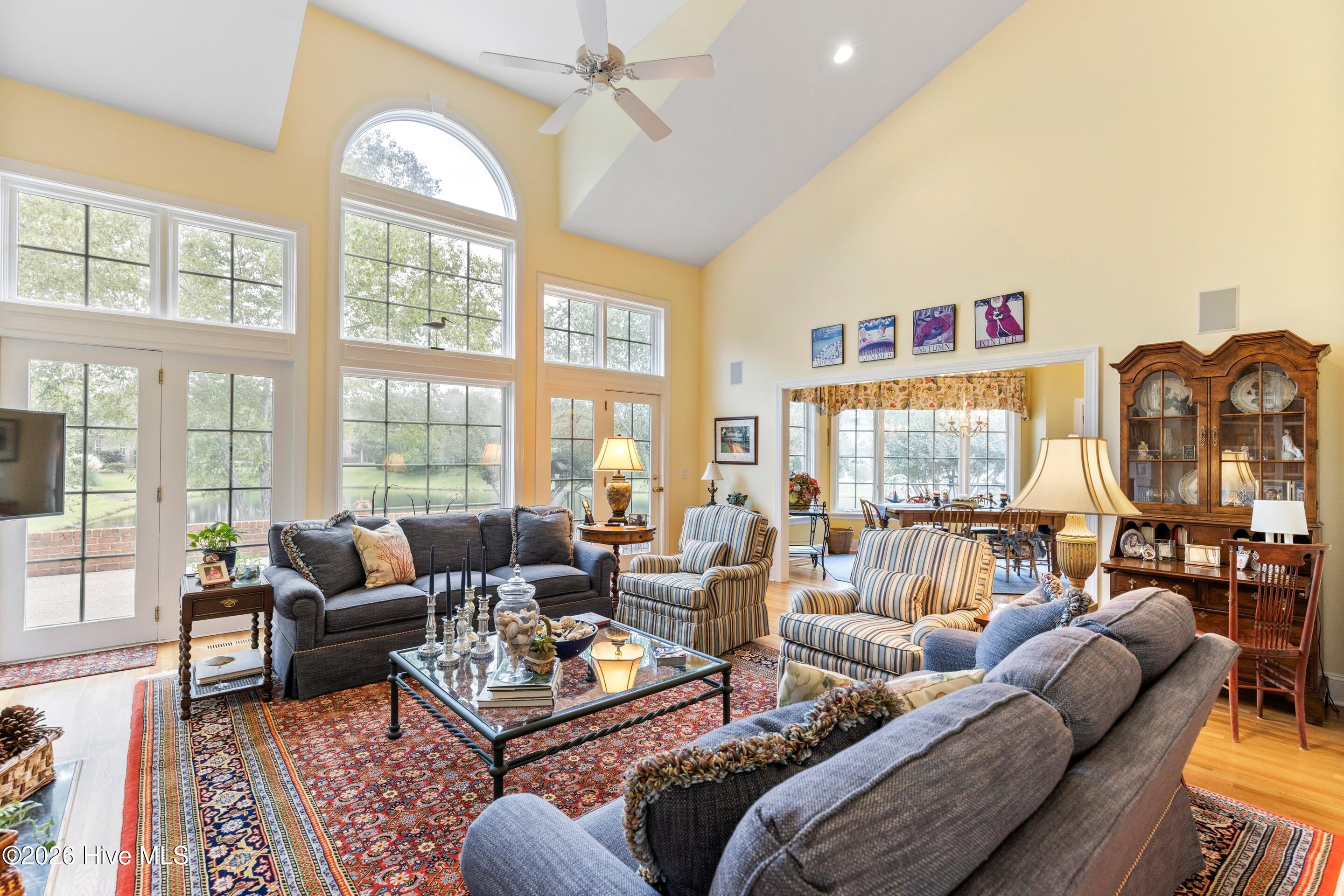 100562190 | Photo 25