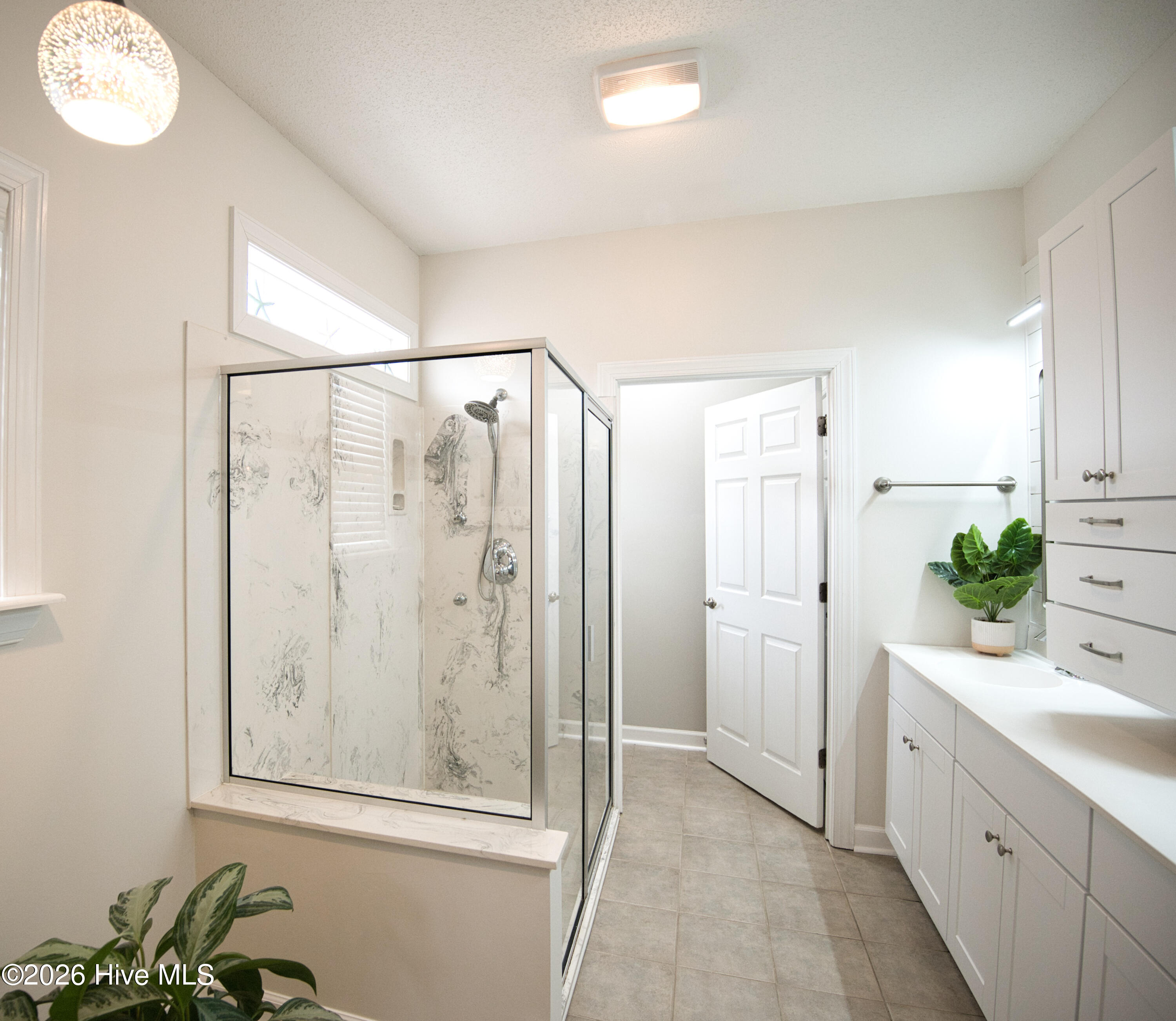 100558044 | Photo 32