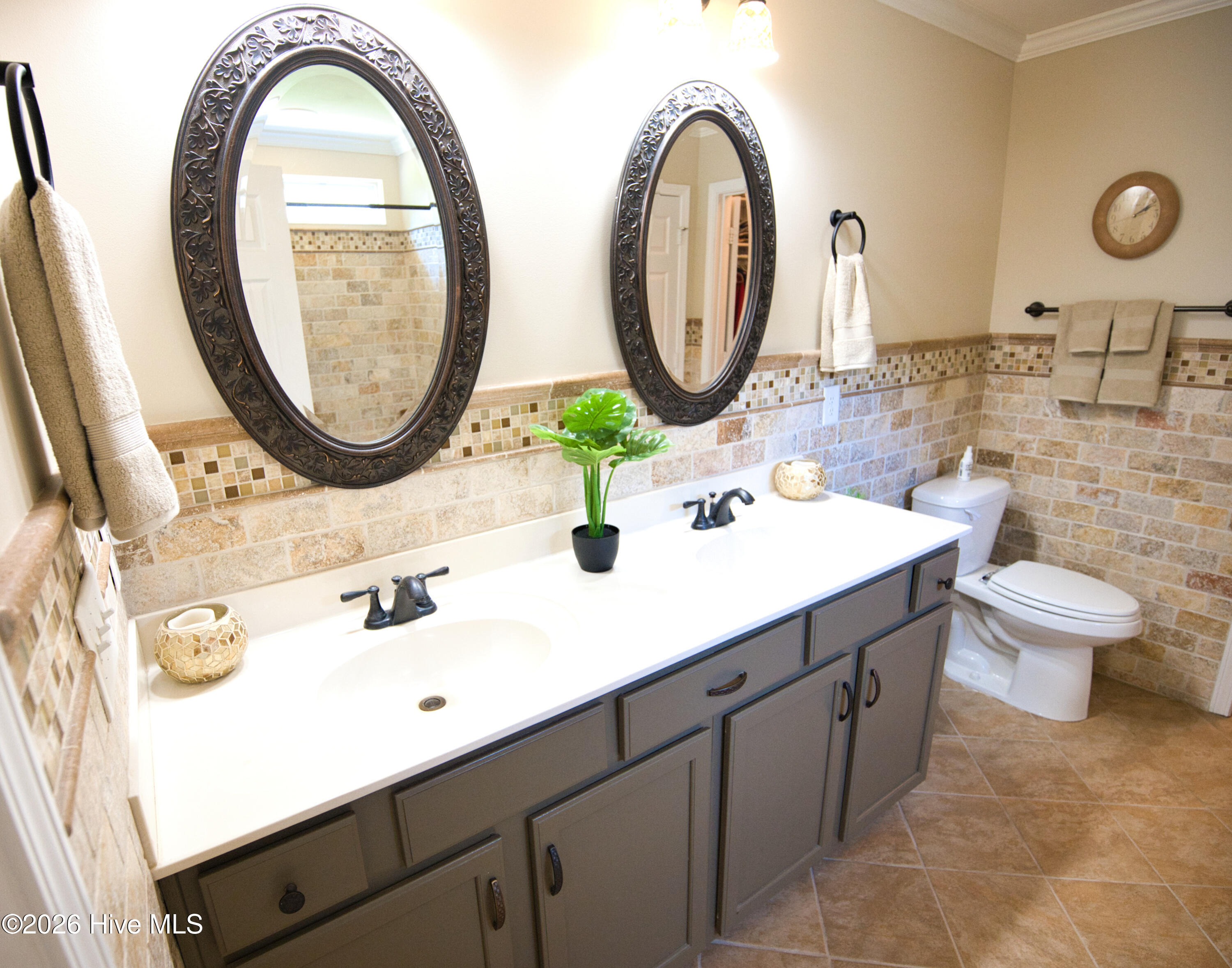 100569889 | Photo 35