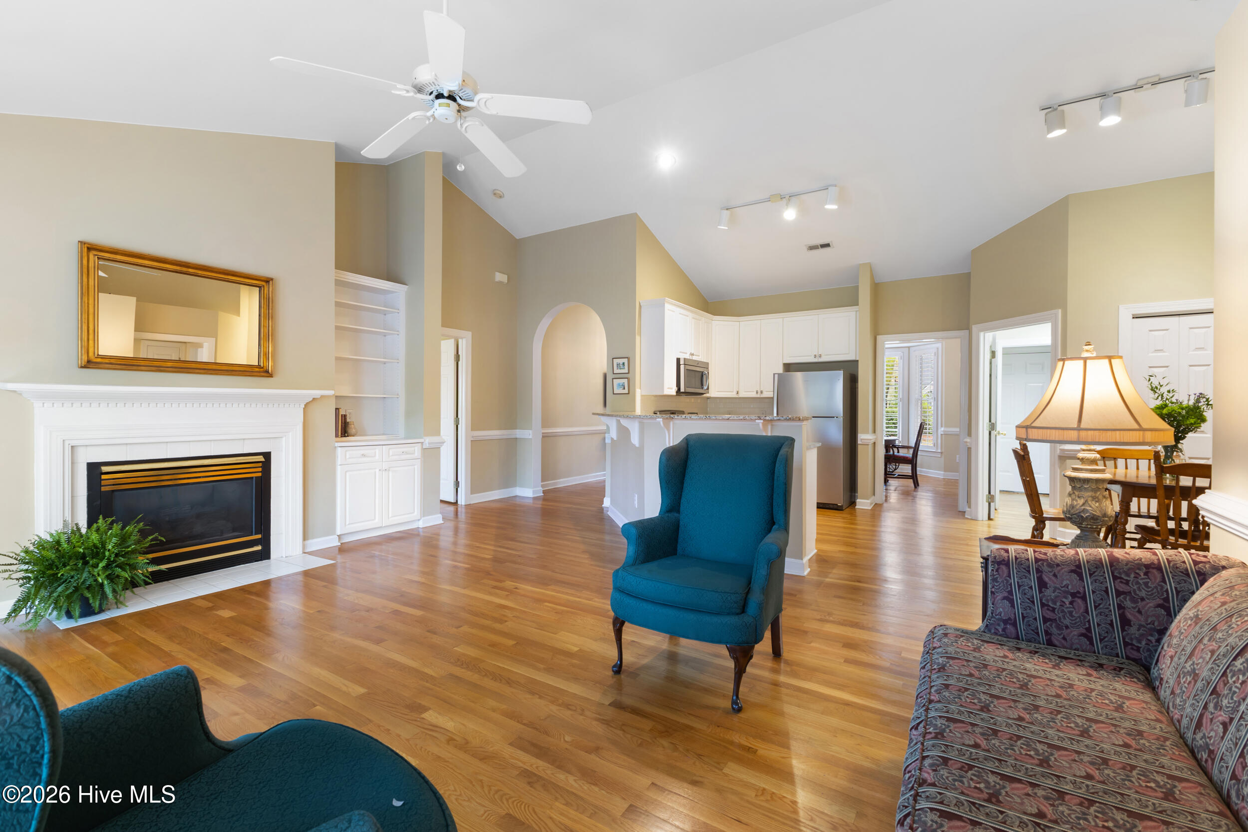 100566645 | Photo 11