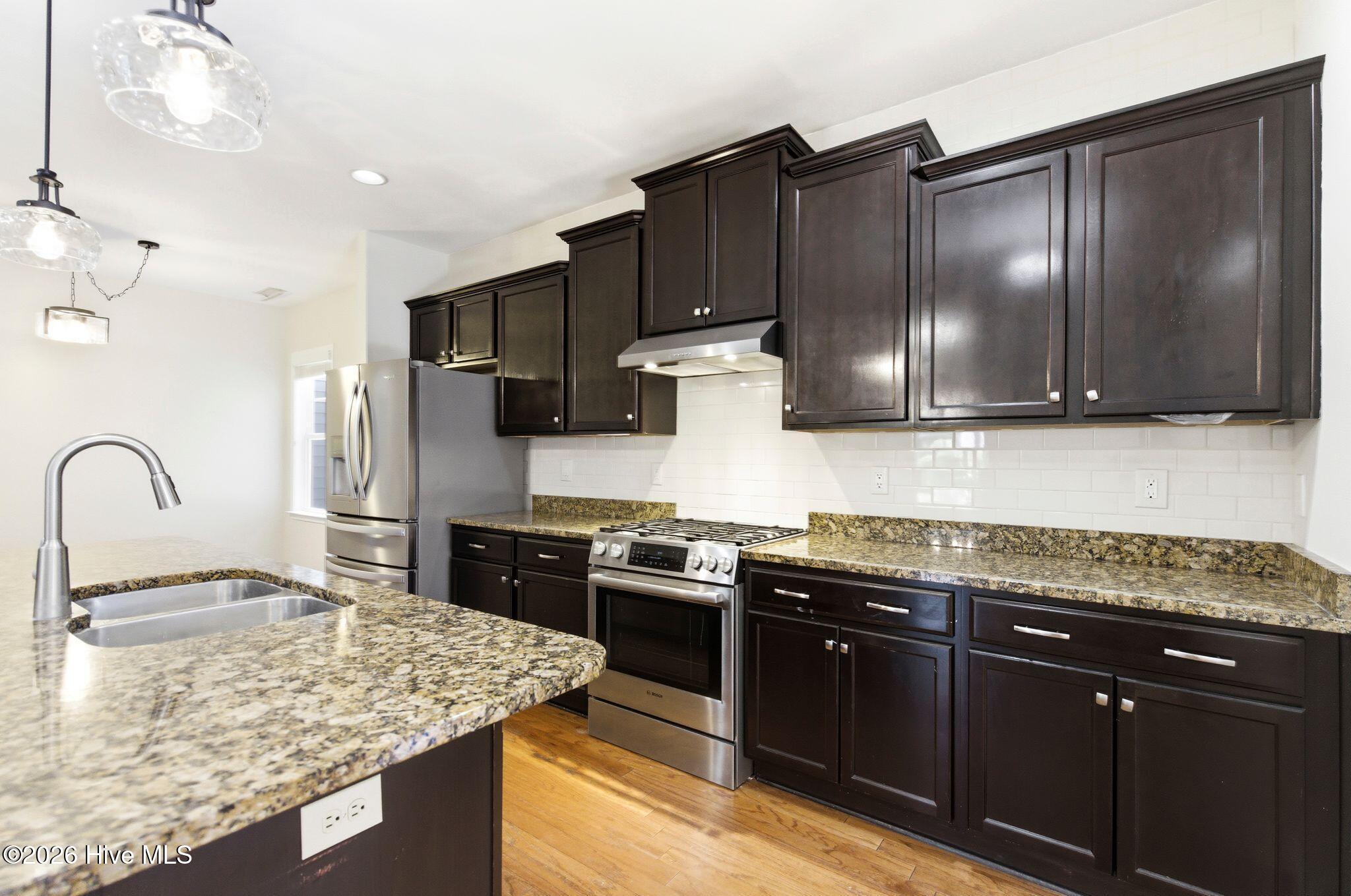 100566859 | Photo 24