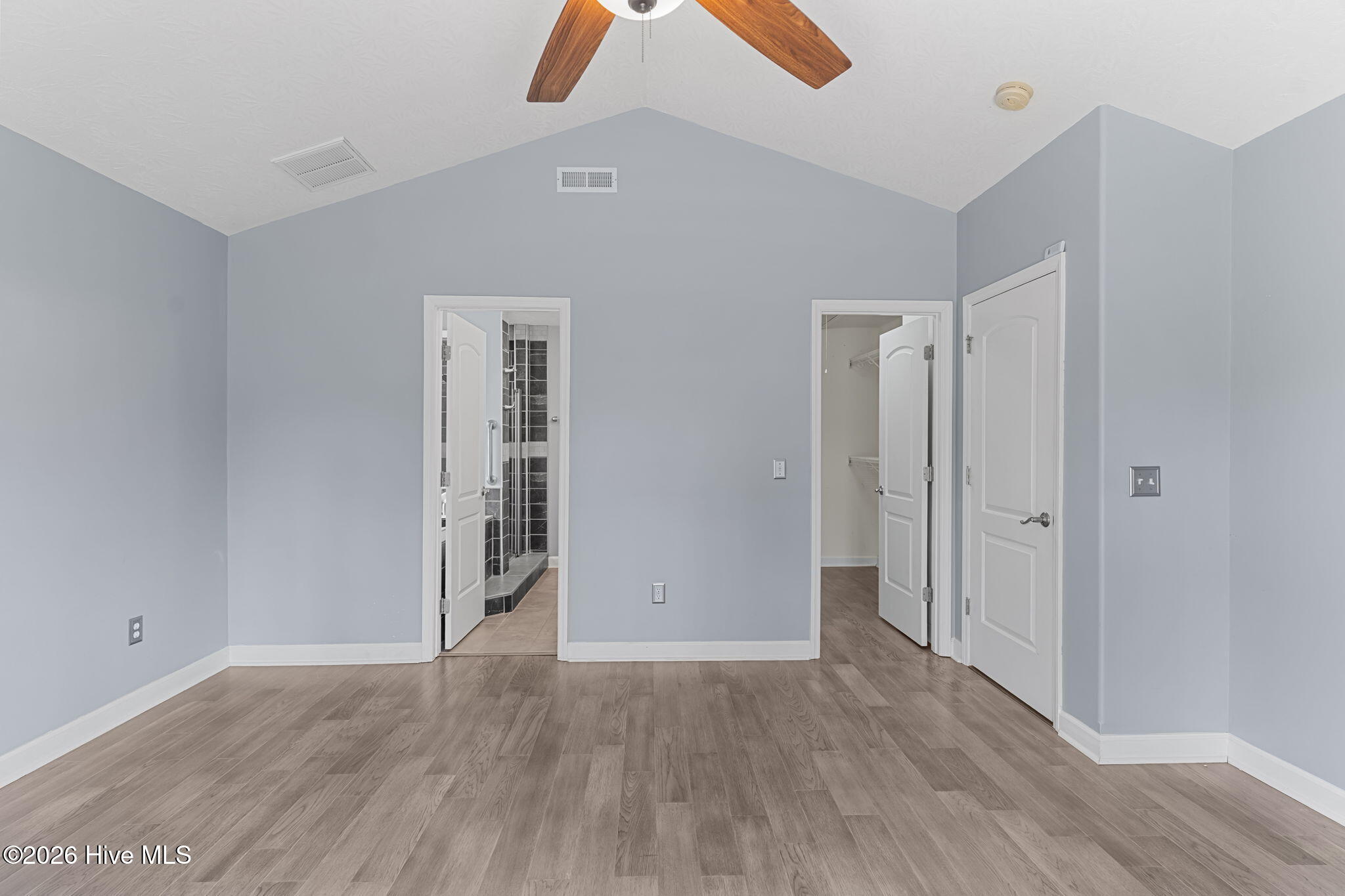 100563070 | Photo 25