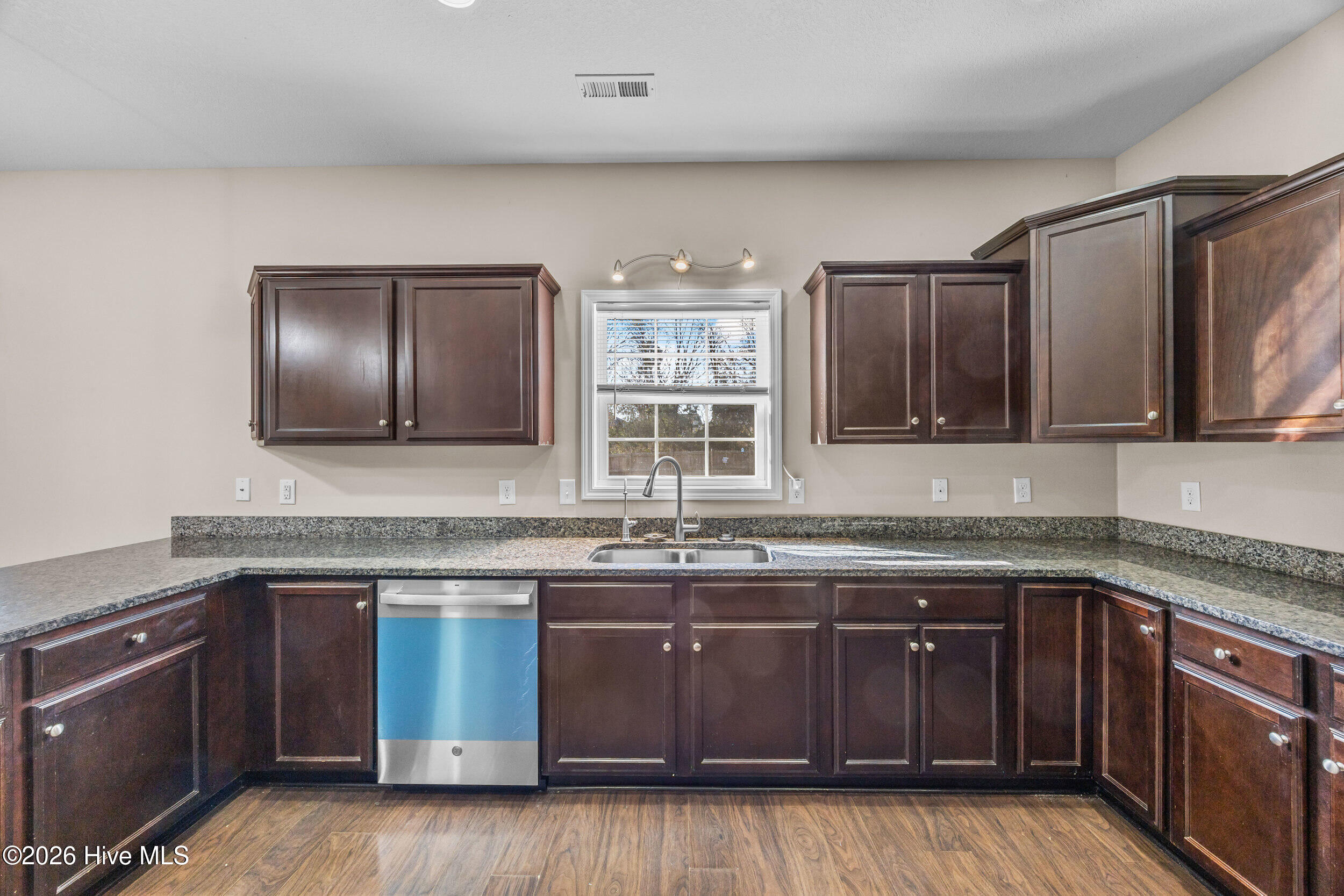 100548661 | Photo 31