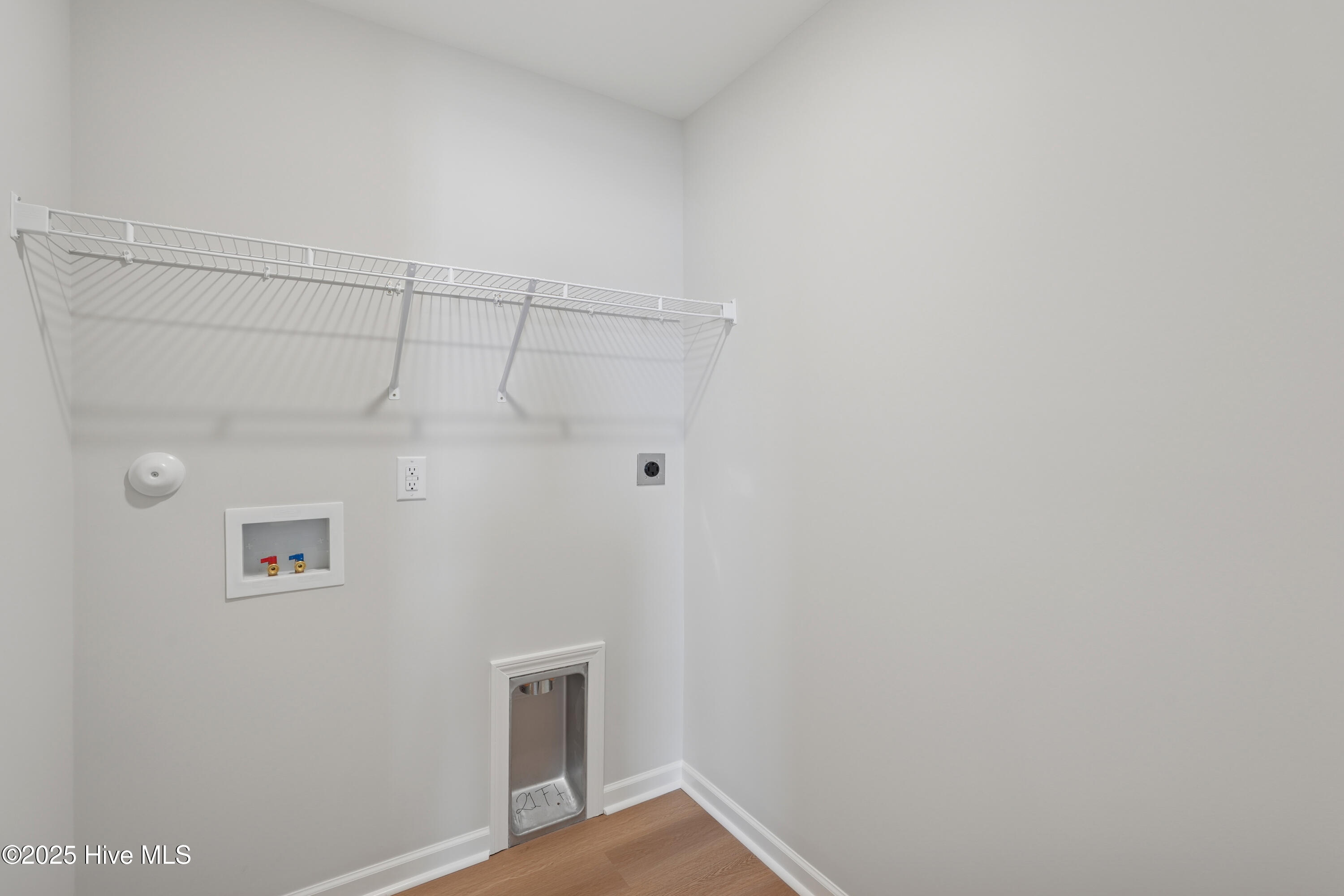 100579681 | Photo 21