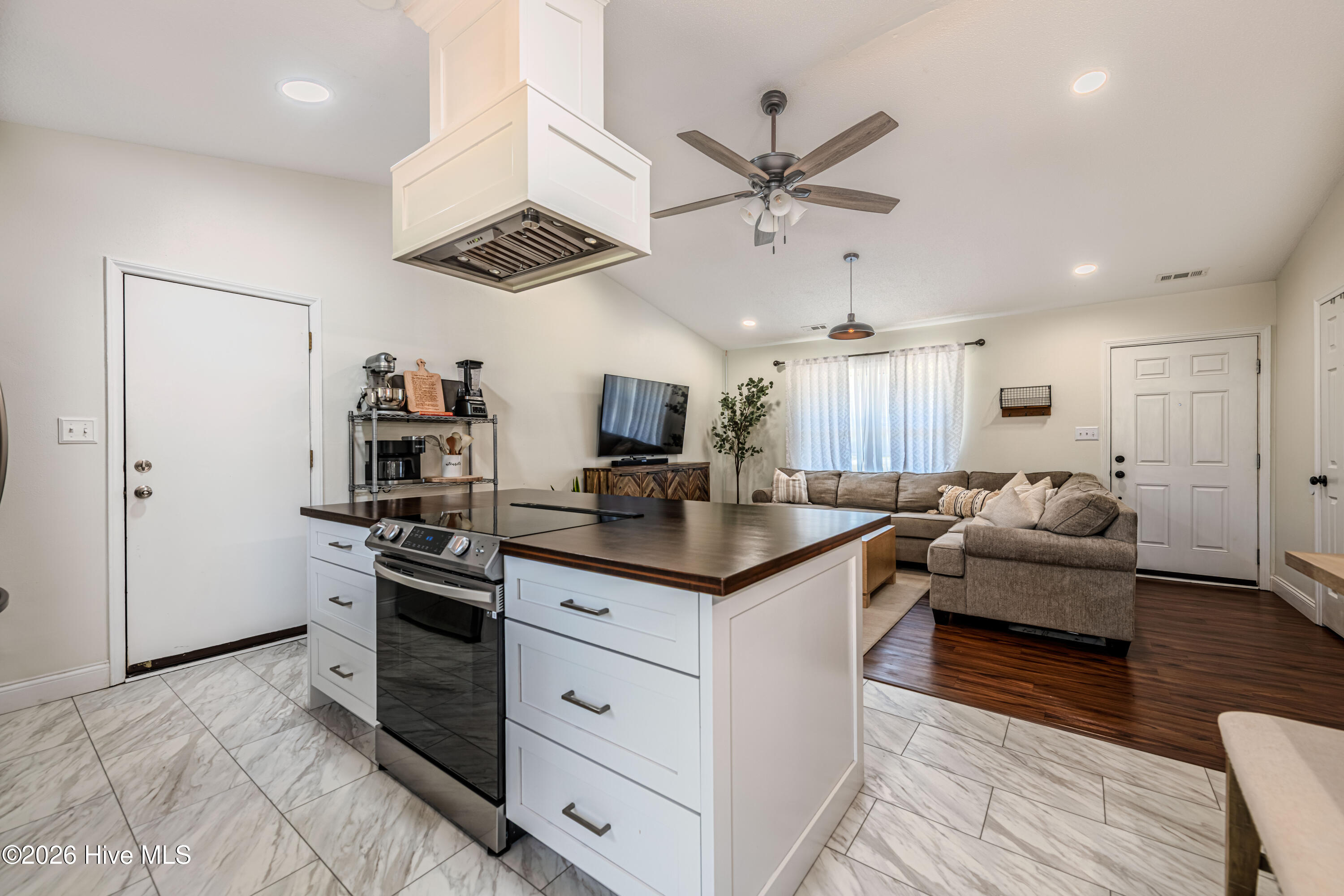 100564633 | Photo 30