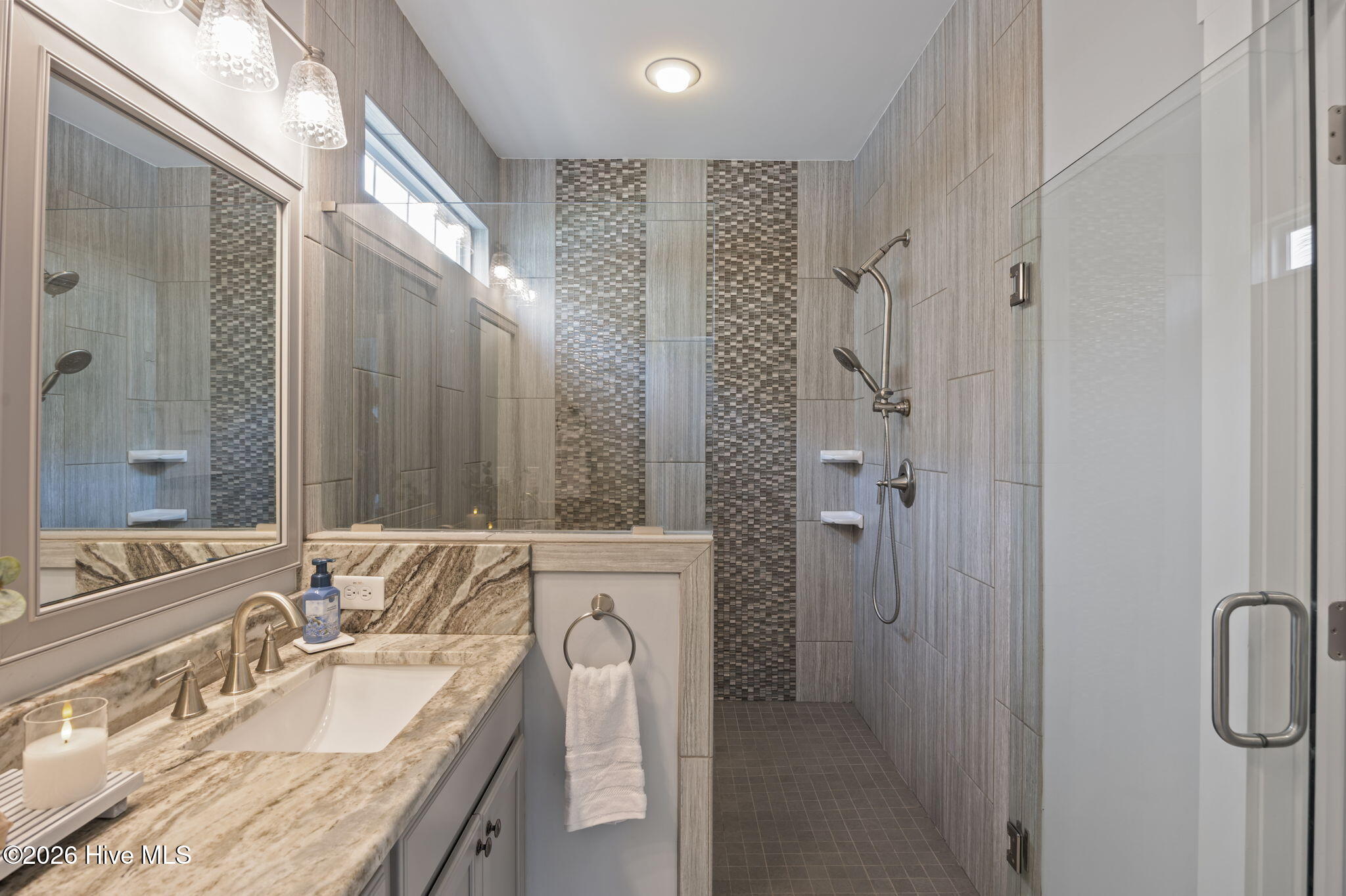 100563042 | Photo 24