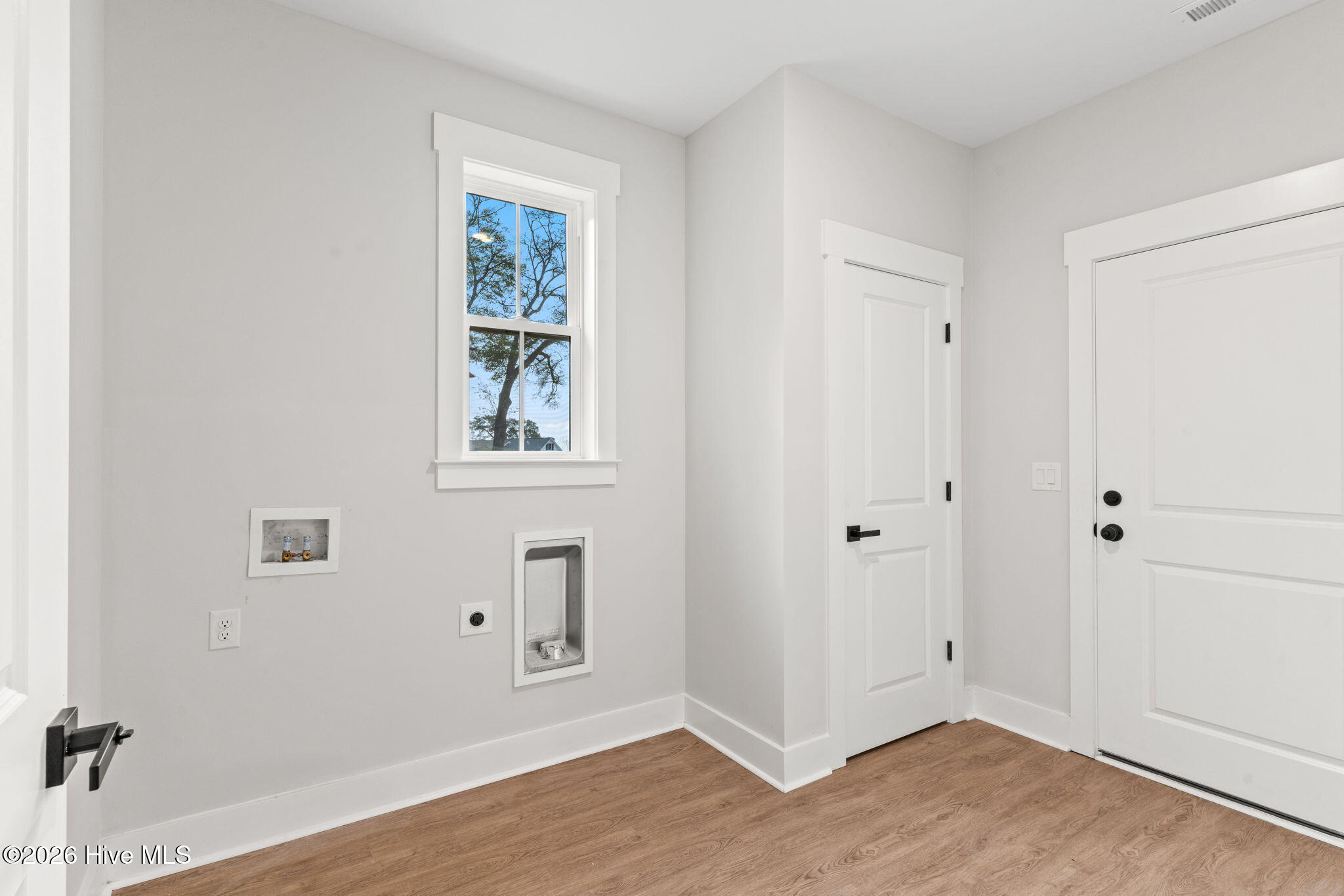 100558111 | Photo 25