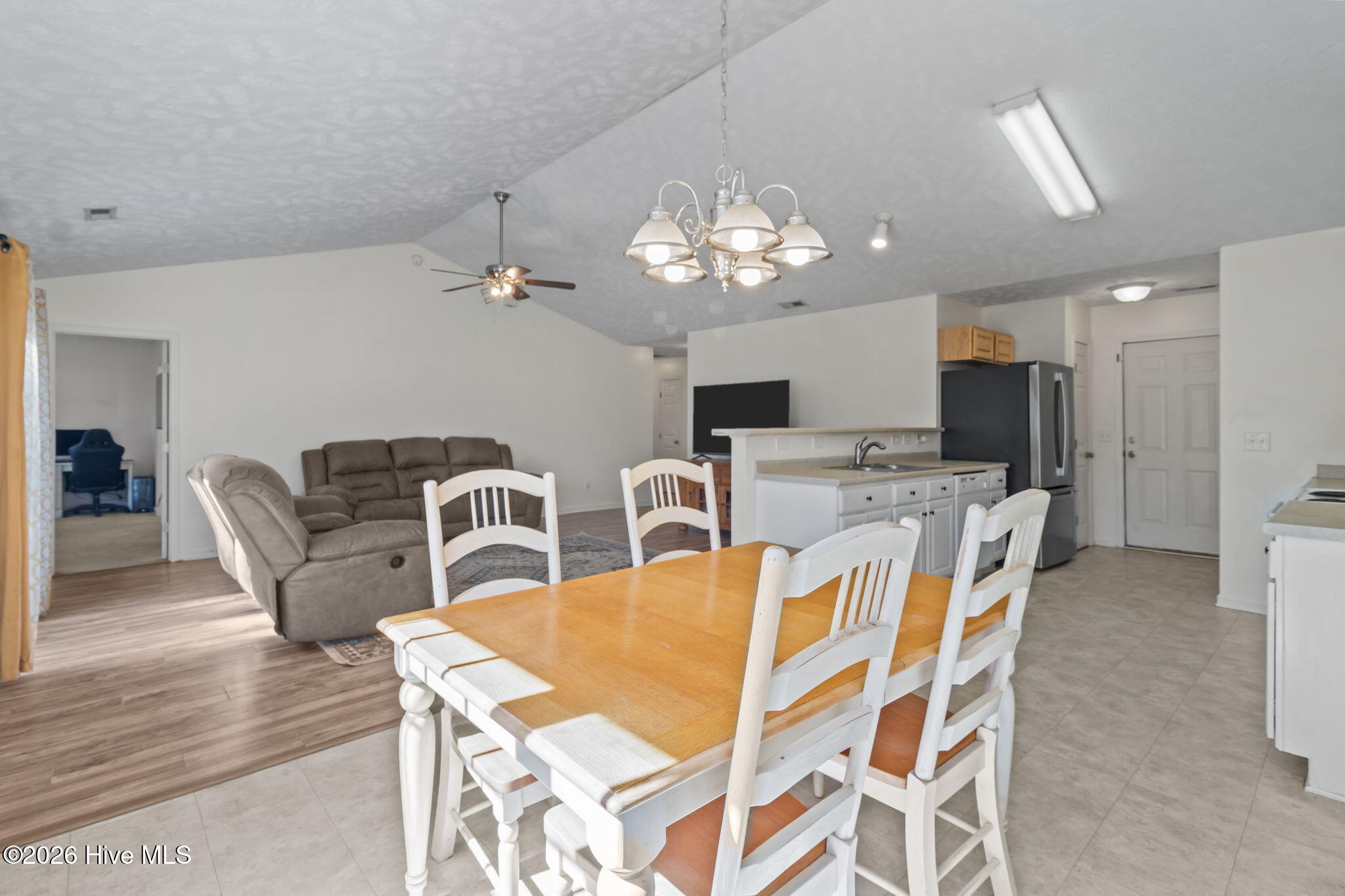 100561399 | Photo 11