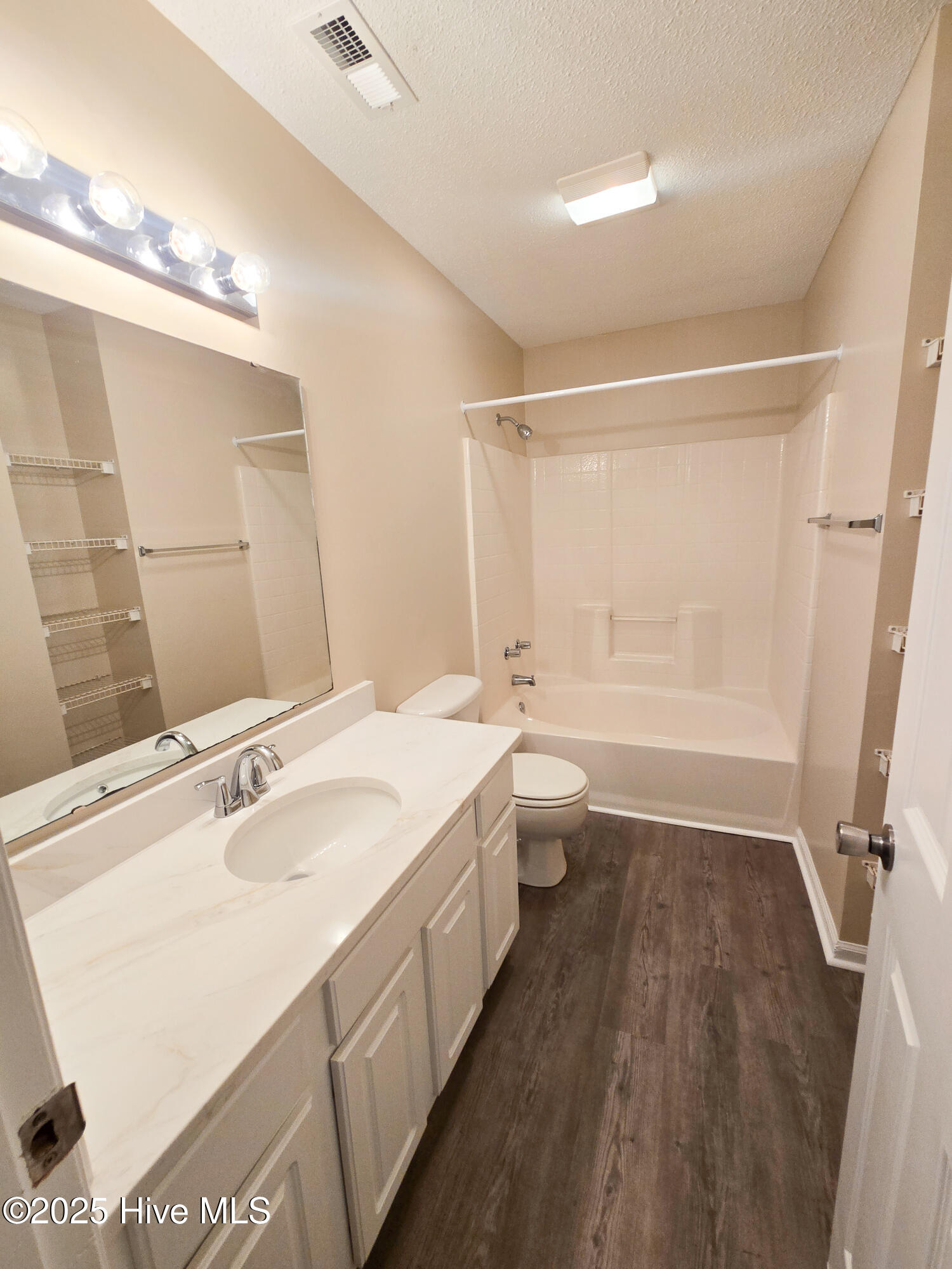 100533714 | Photo 24