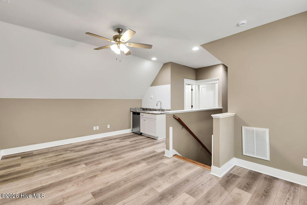 100548295 | Photo 41