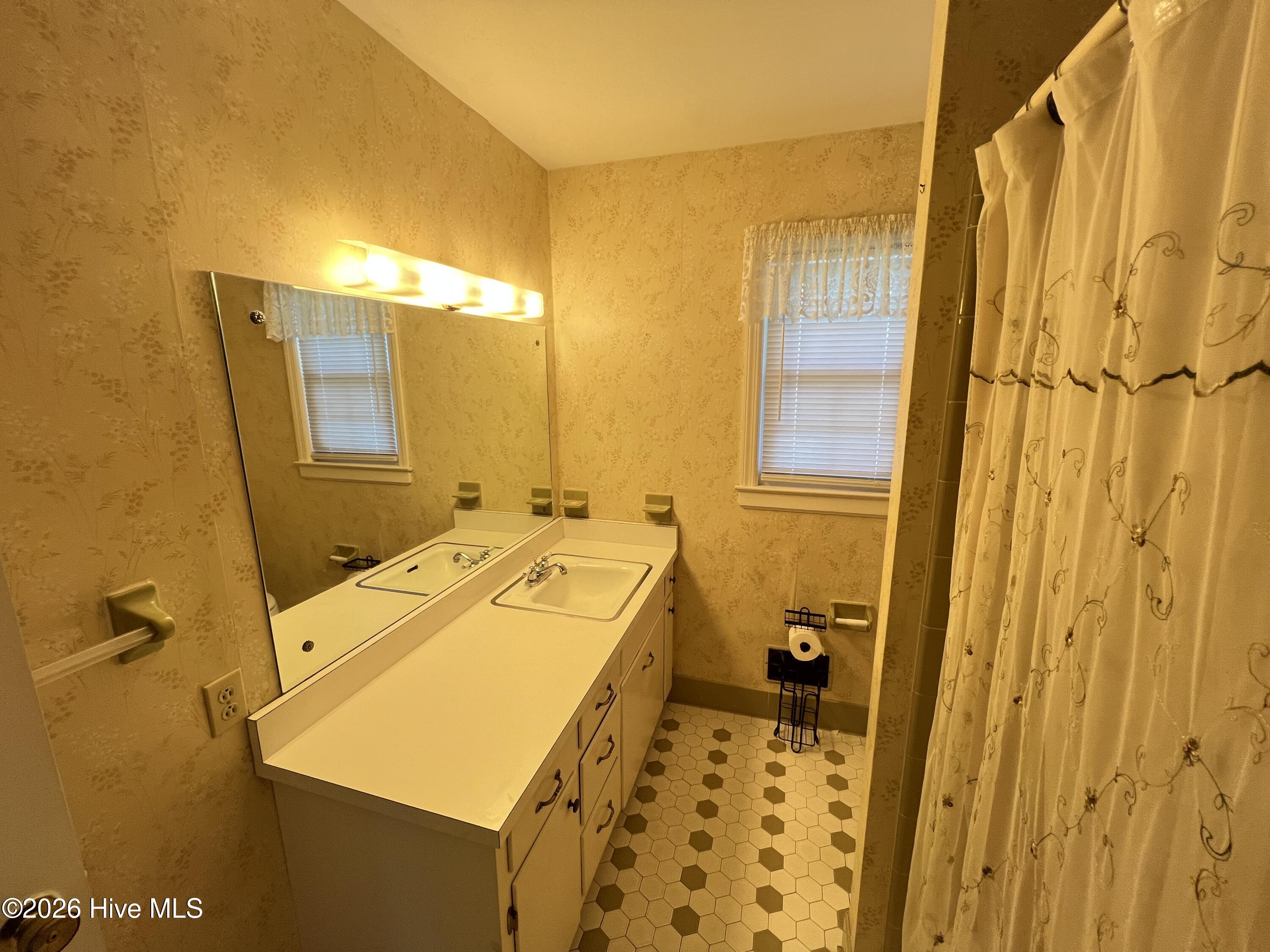 100562608 | Photo 13