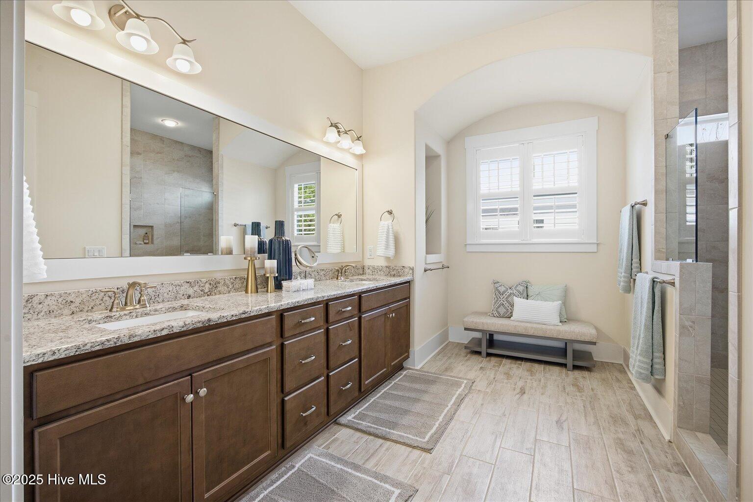 100536924 | Photo 23