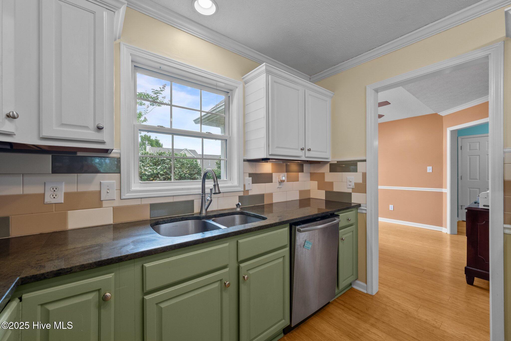 100548060 | Photo 11