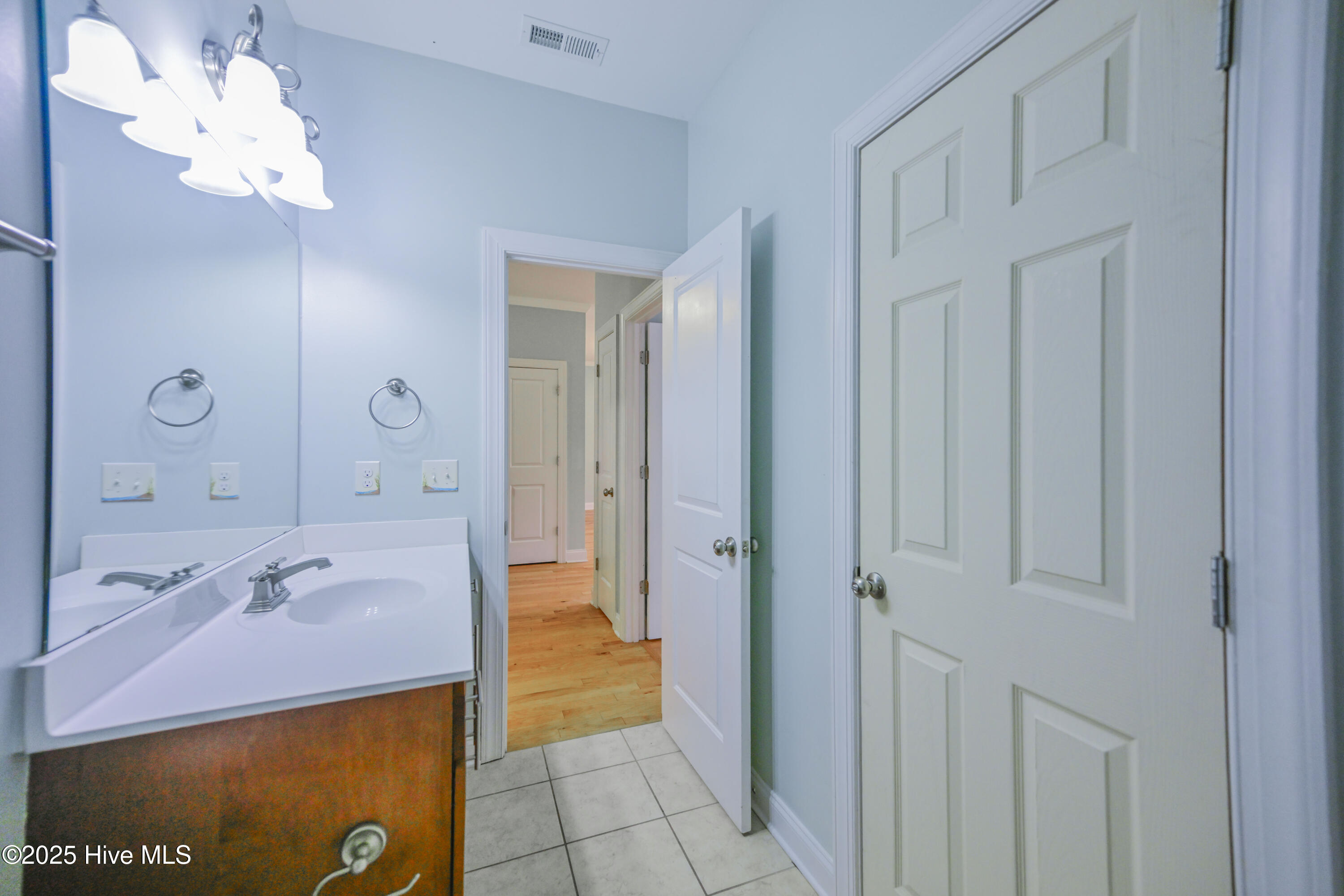 100523770 | Photo 38