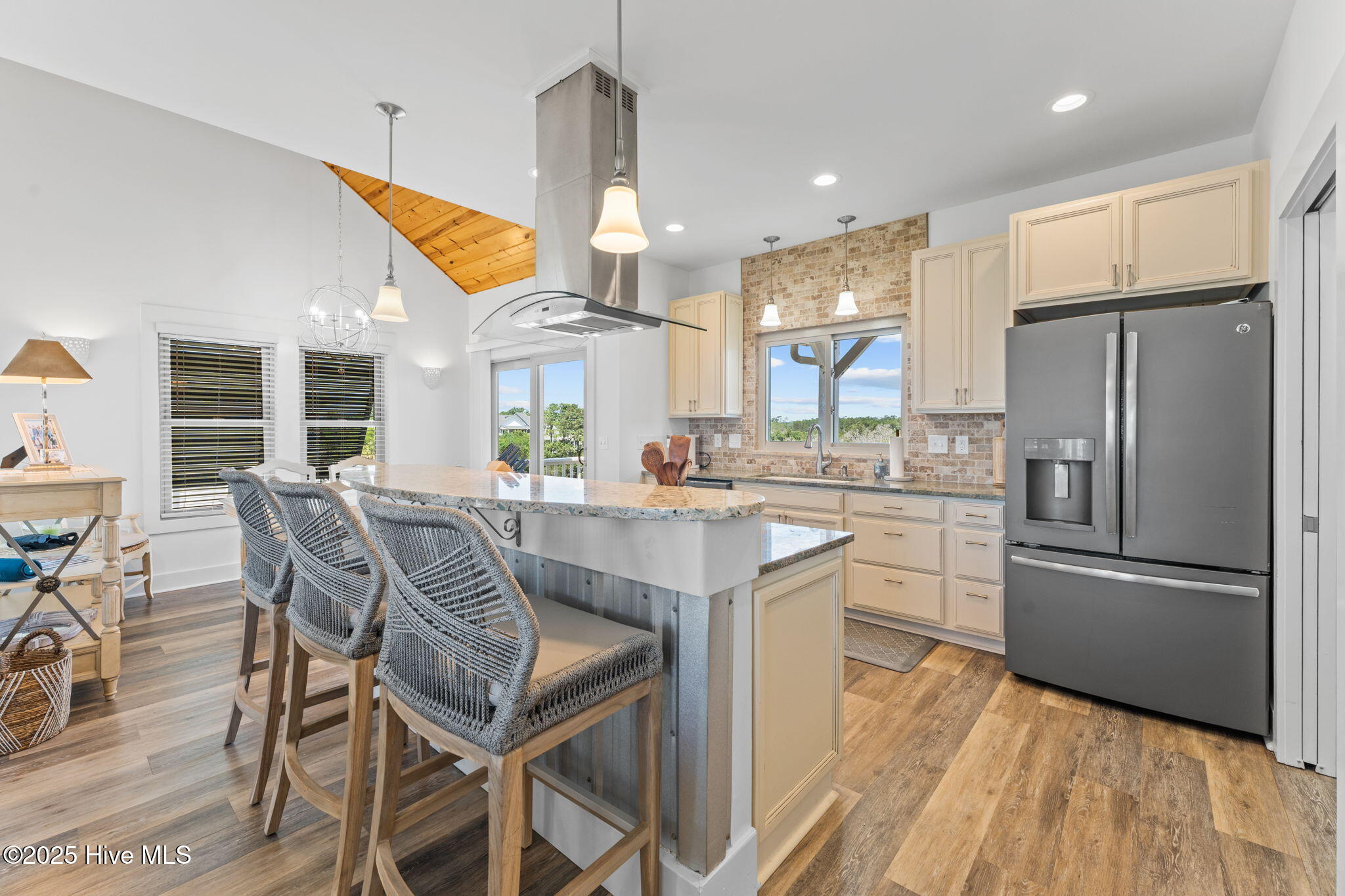 100514865 | Photo 36