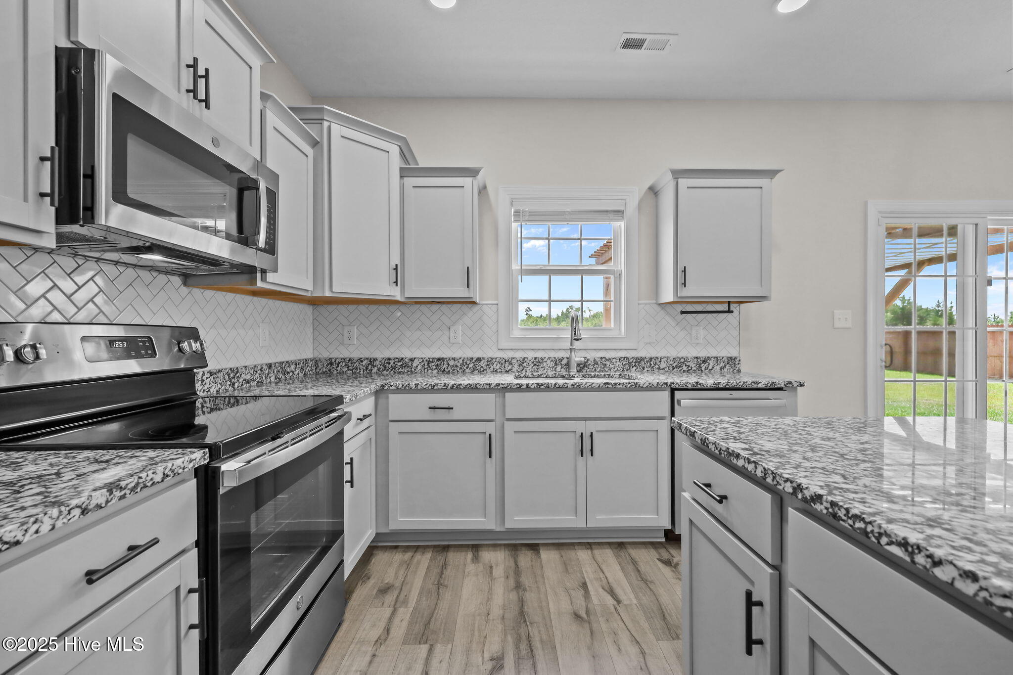 100516822 | Photo 10