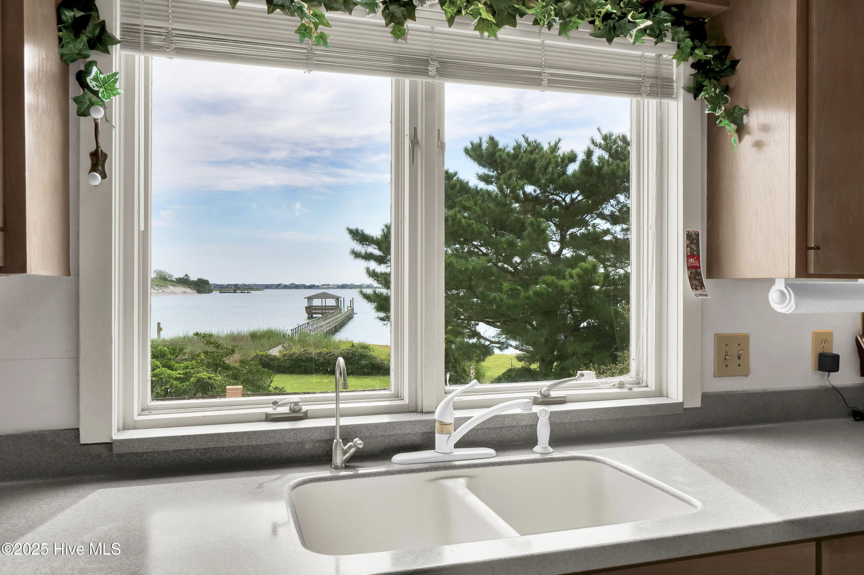 100527389 | Photo 17