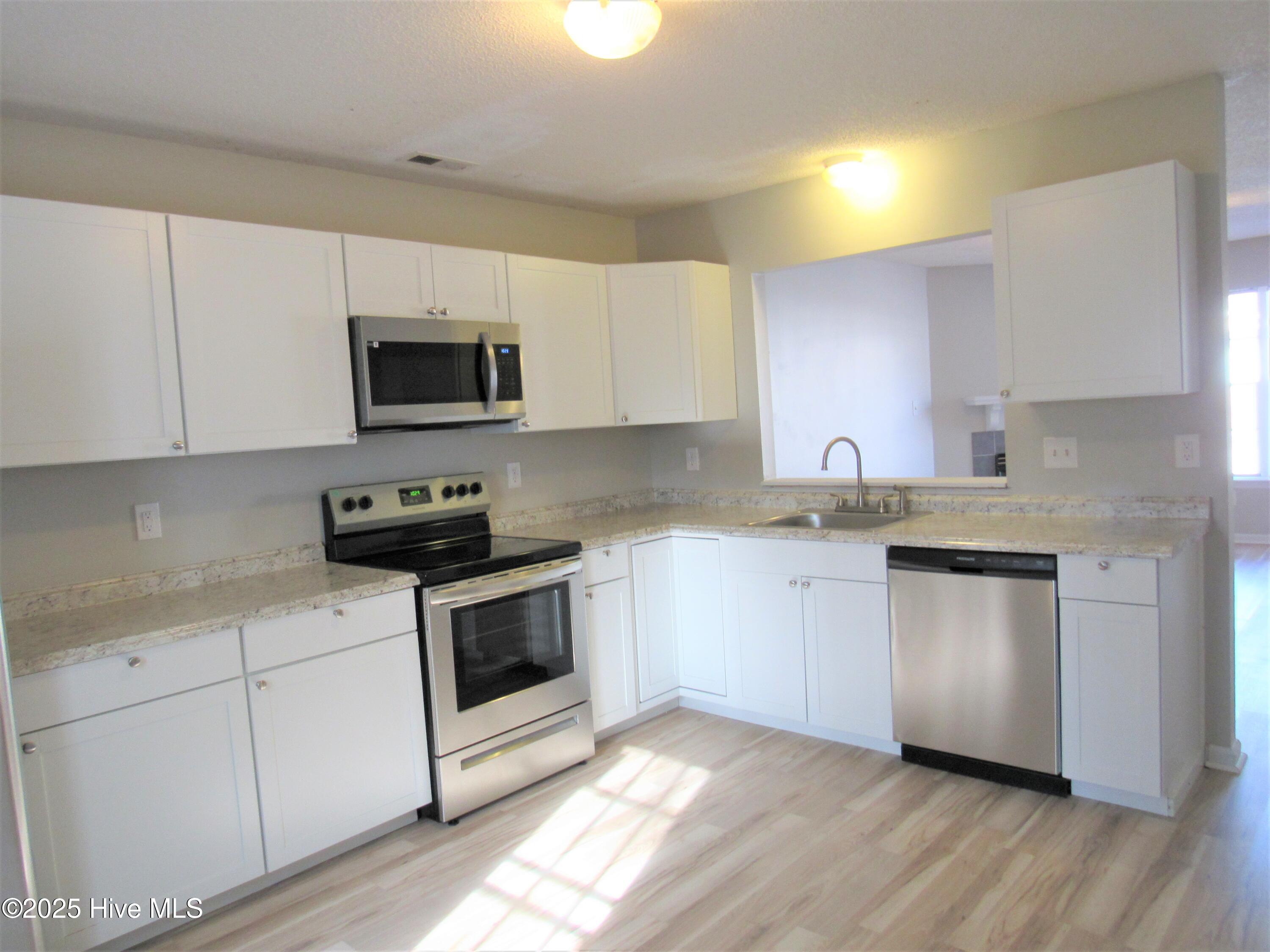 100566758 | Photo 15