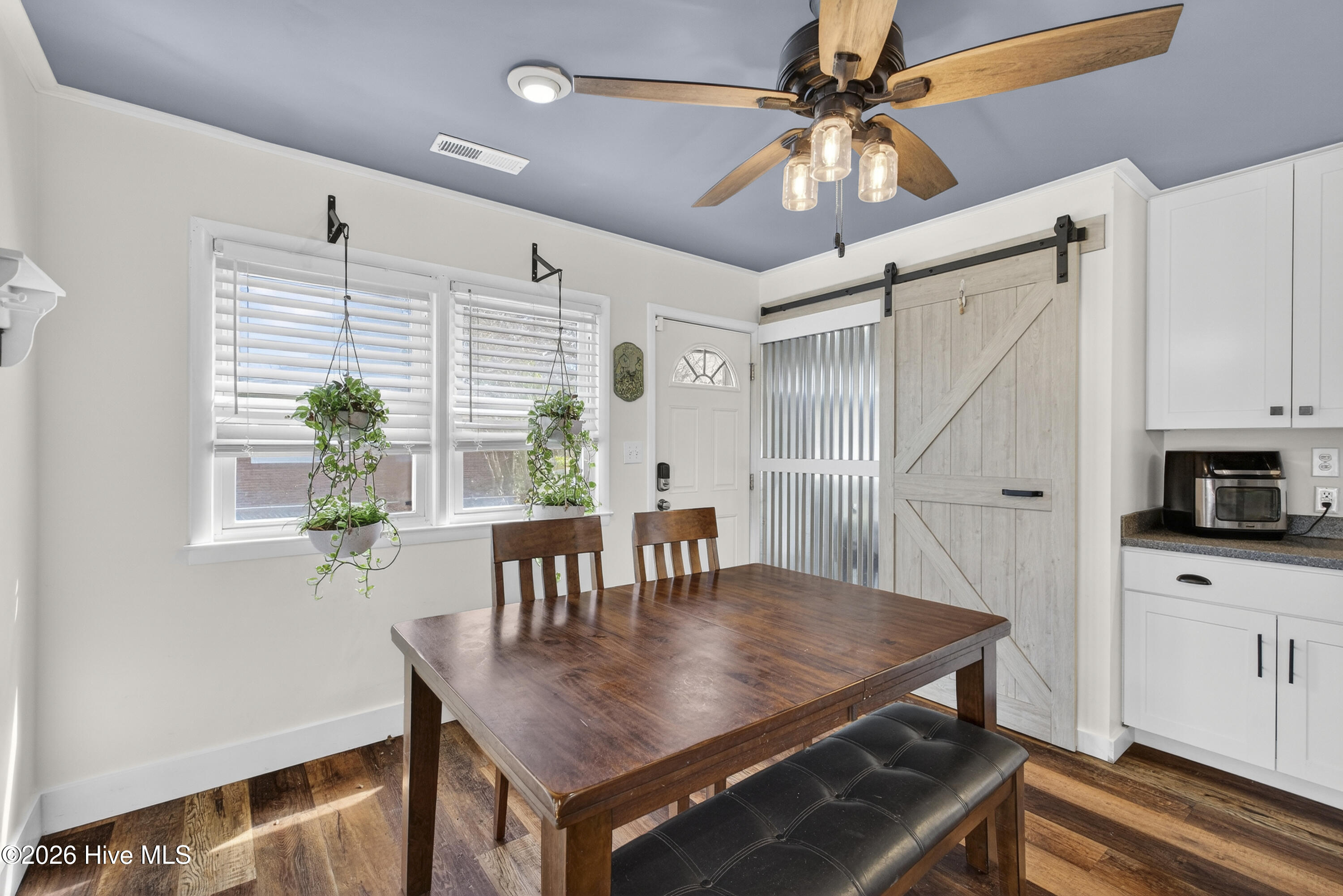 100558710 | Photo 16