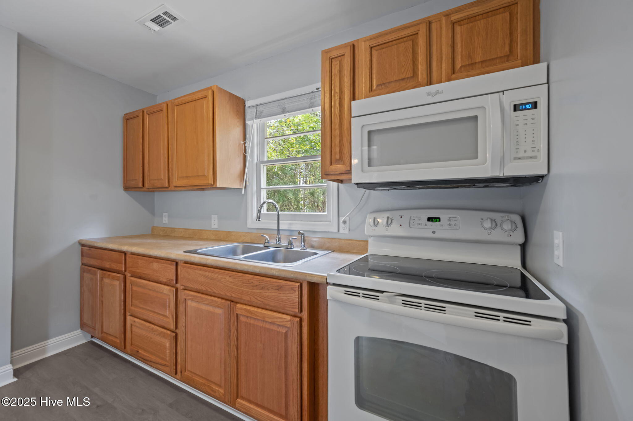 100536002 | Photo 11