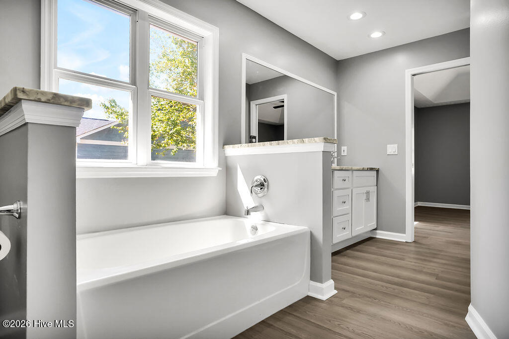 100567951 | Photo 25