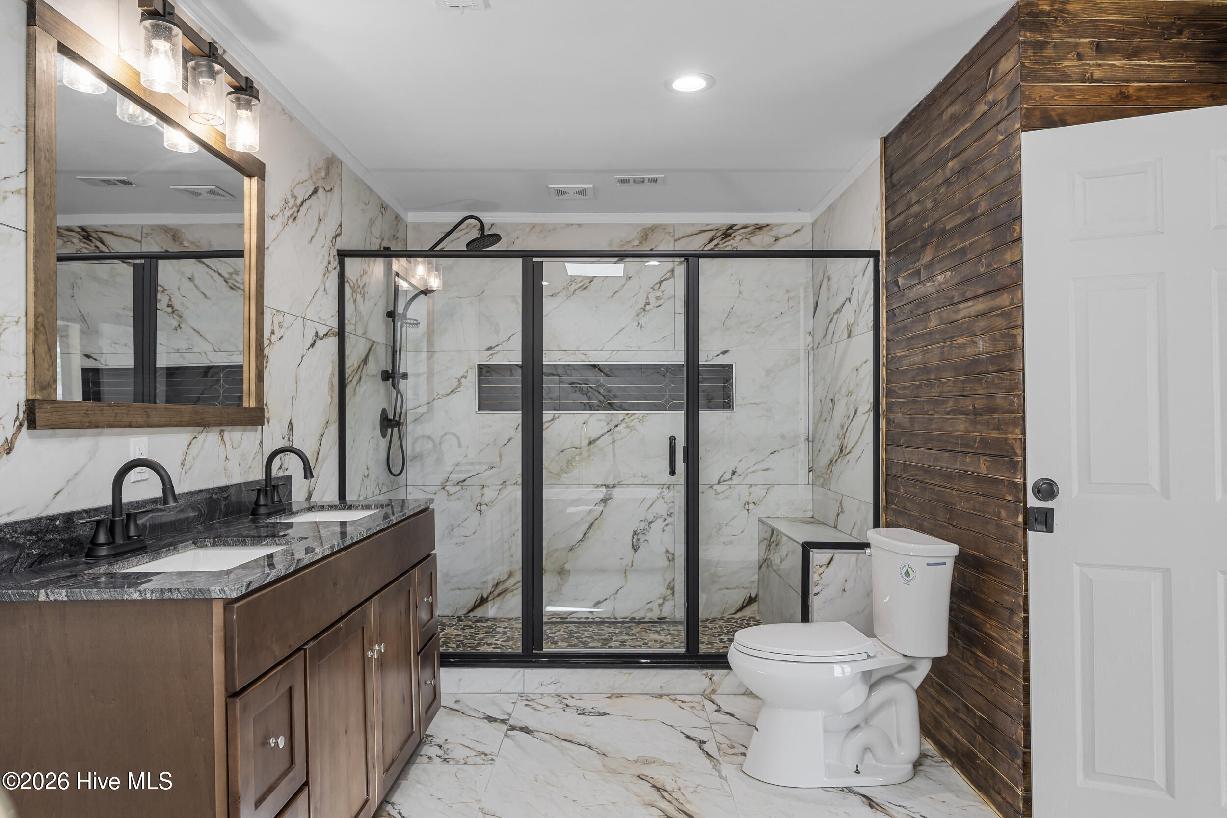 100568945 | Photo 43