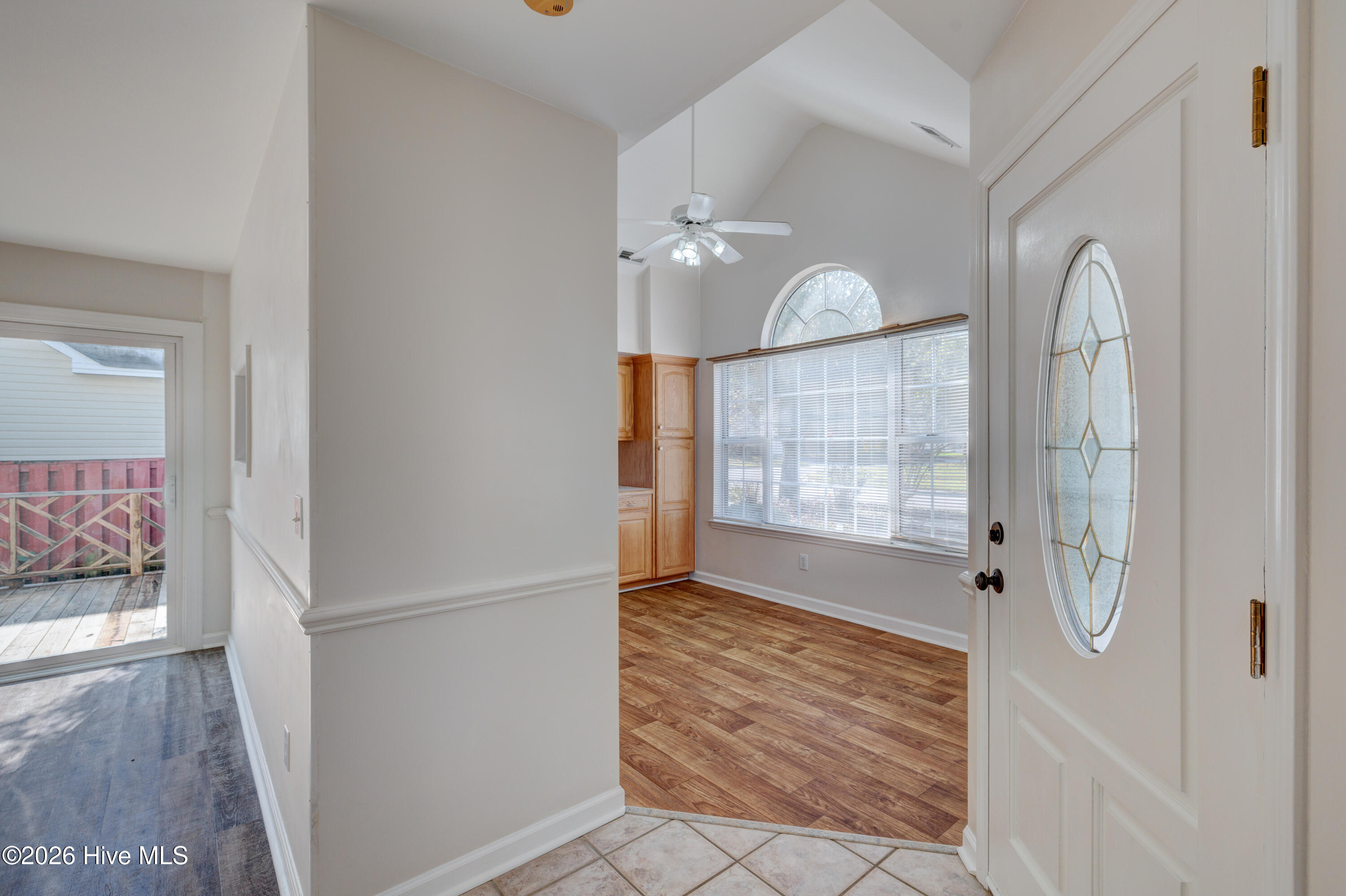 100562738 | Photo 12