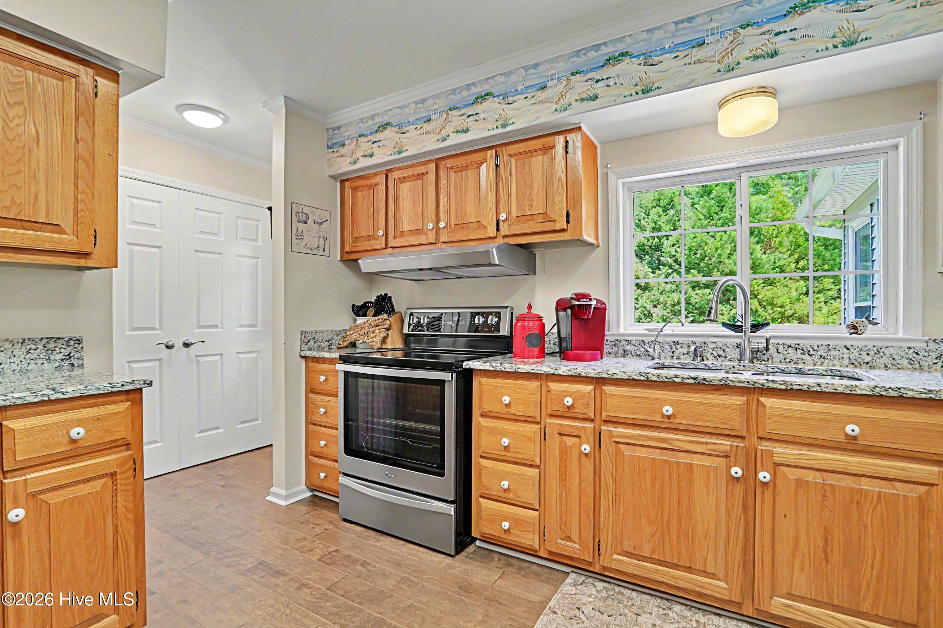 100570246 | Photo 11