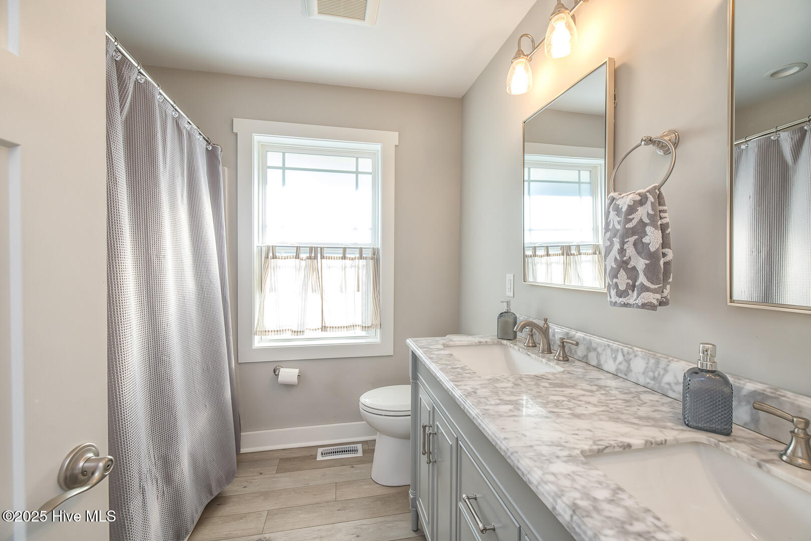 100545205 | Photo 40