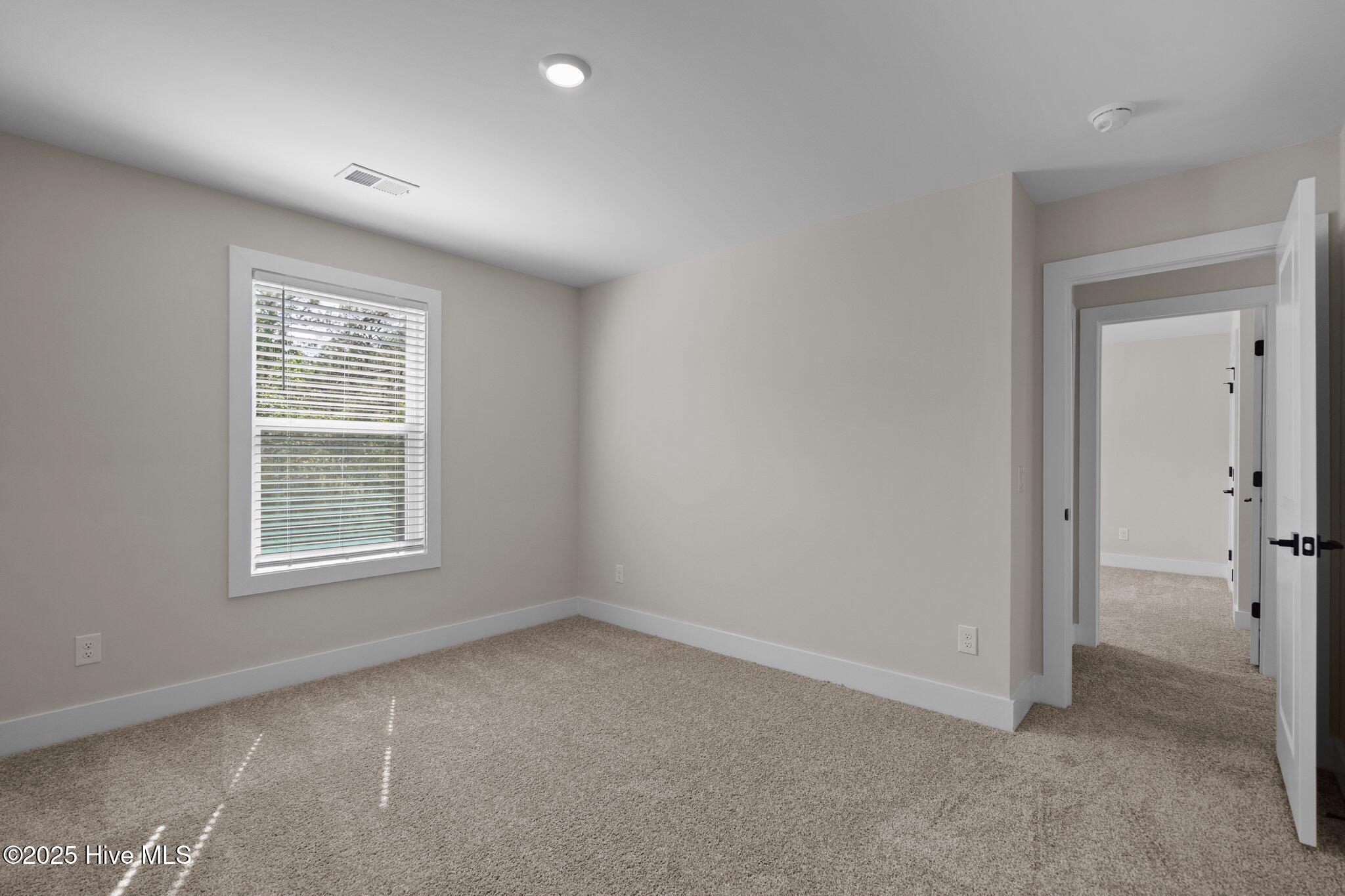 100570402 | Photo 26