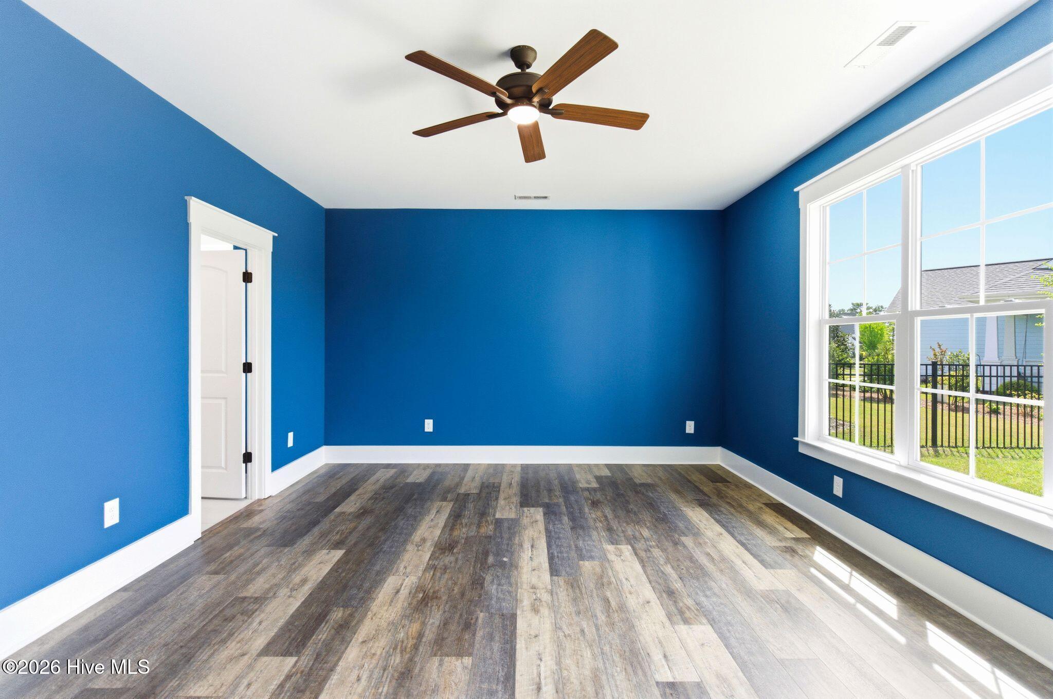 100565935 | Photo 23