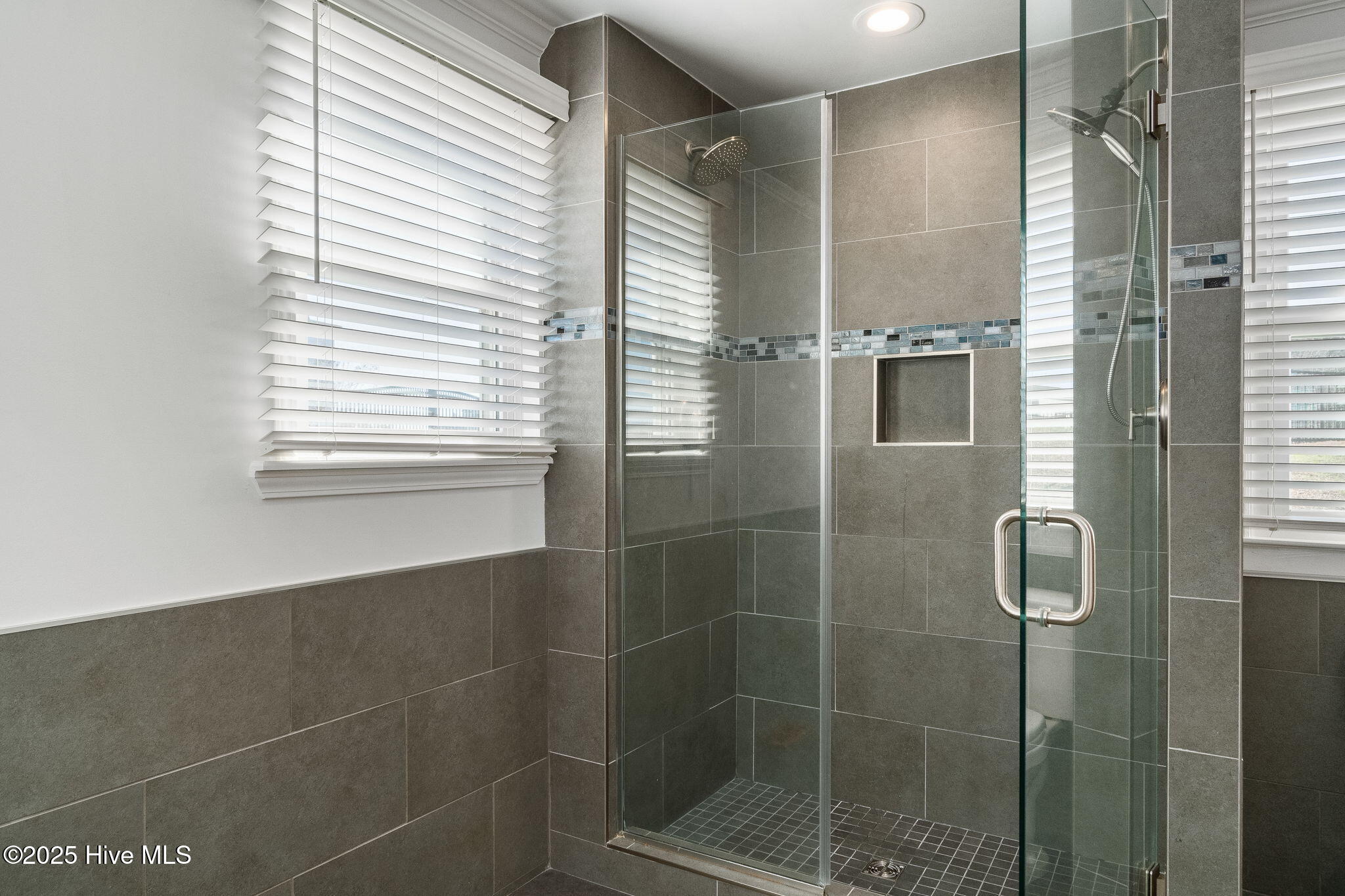 100491390 | Photo 19