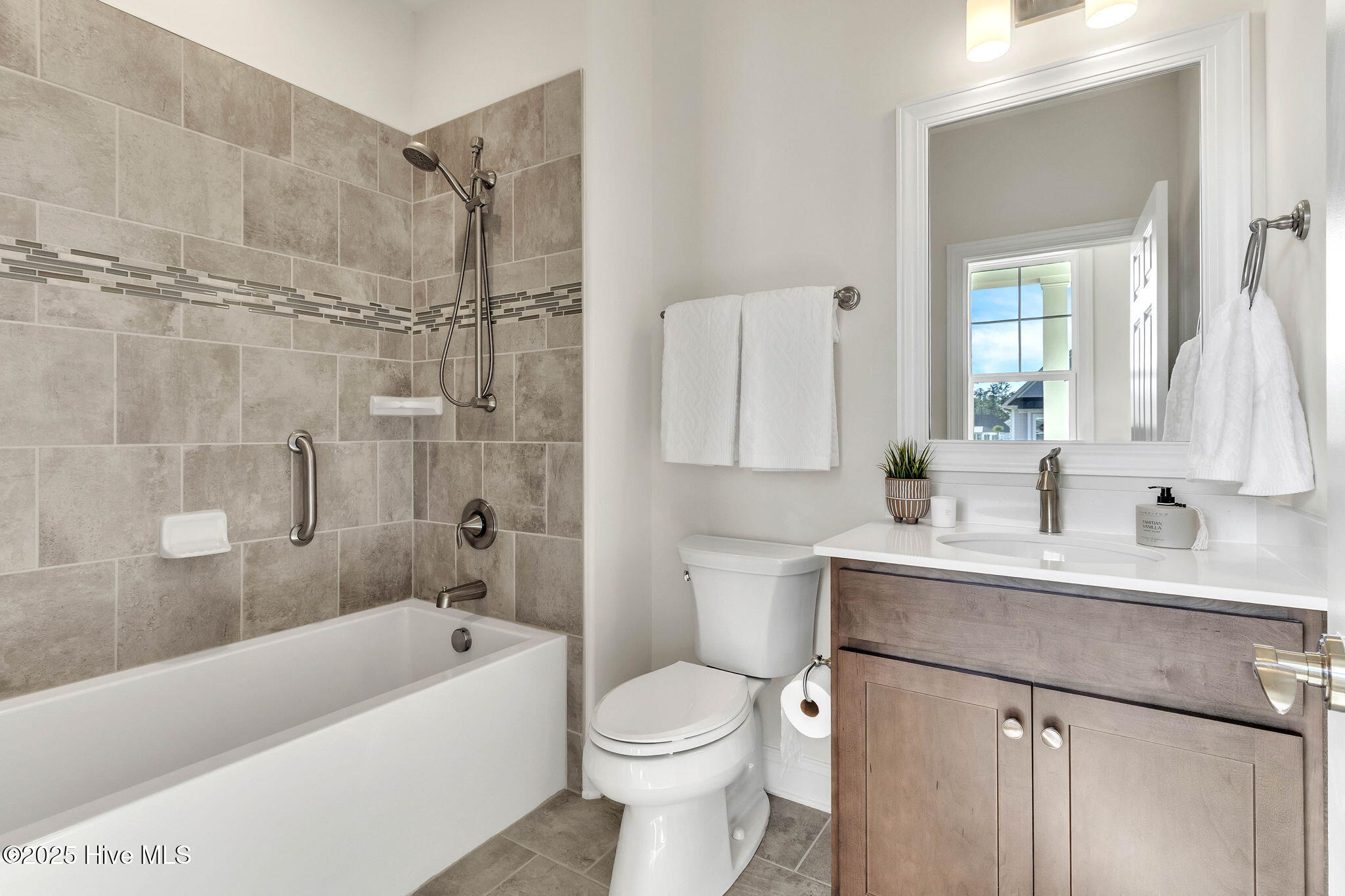 100567325 | Photo 19