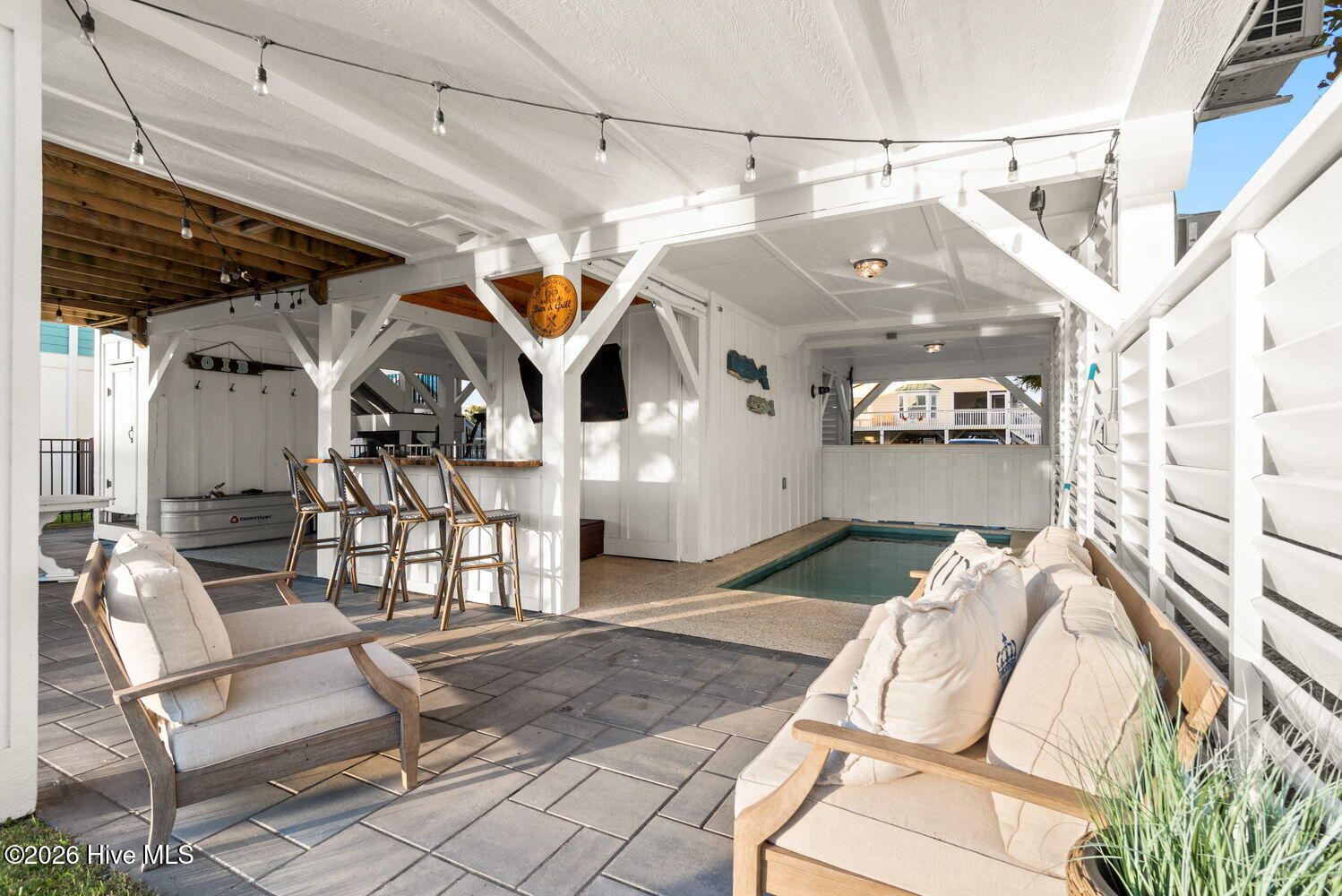 100569670 | Photo 39