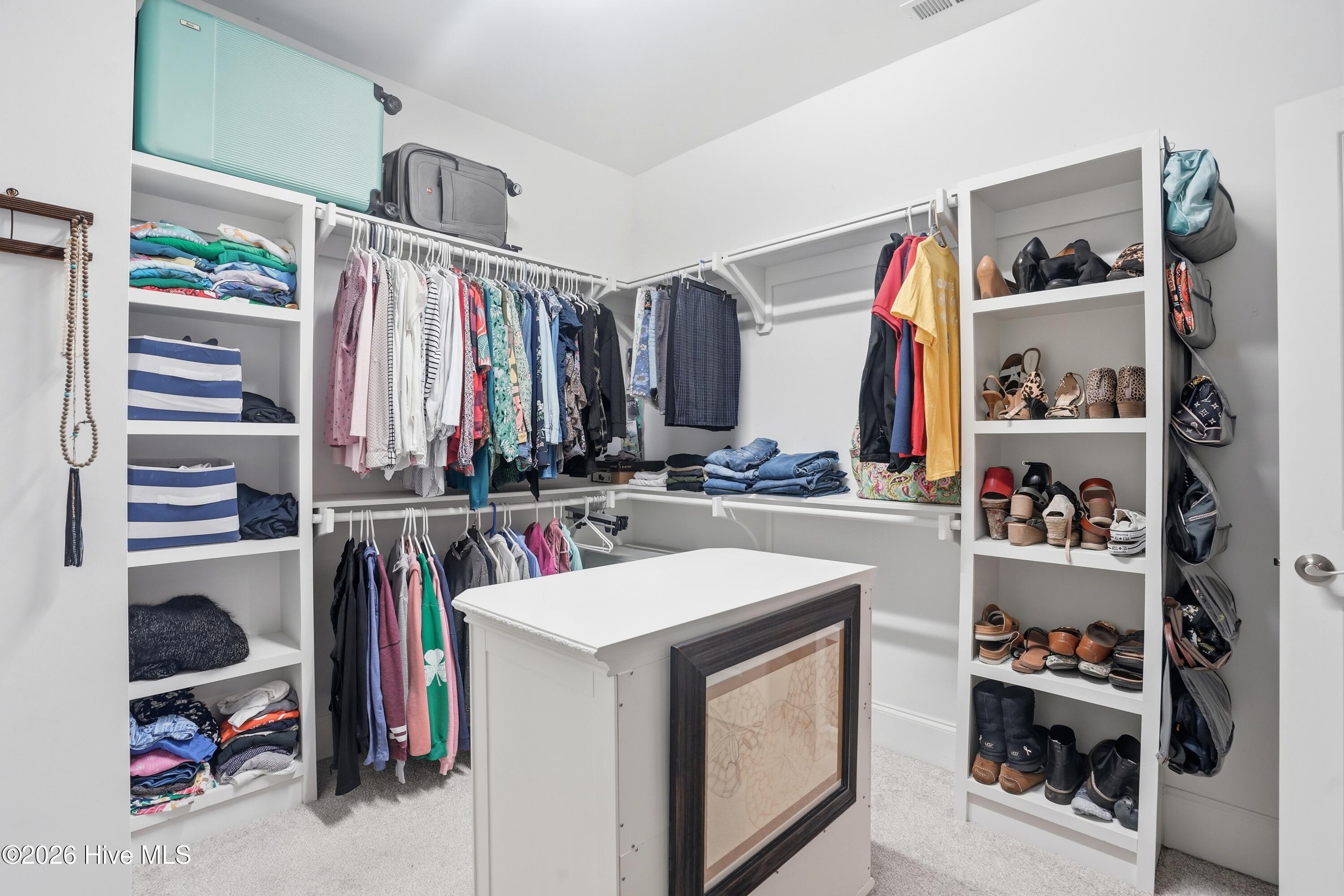 100561469 | Photo 37