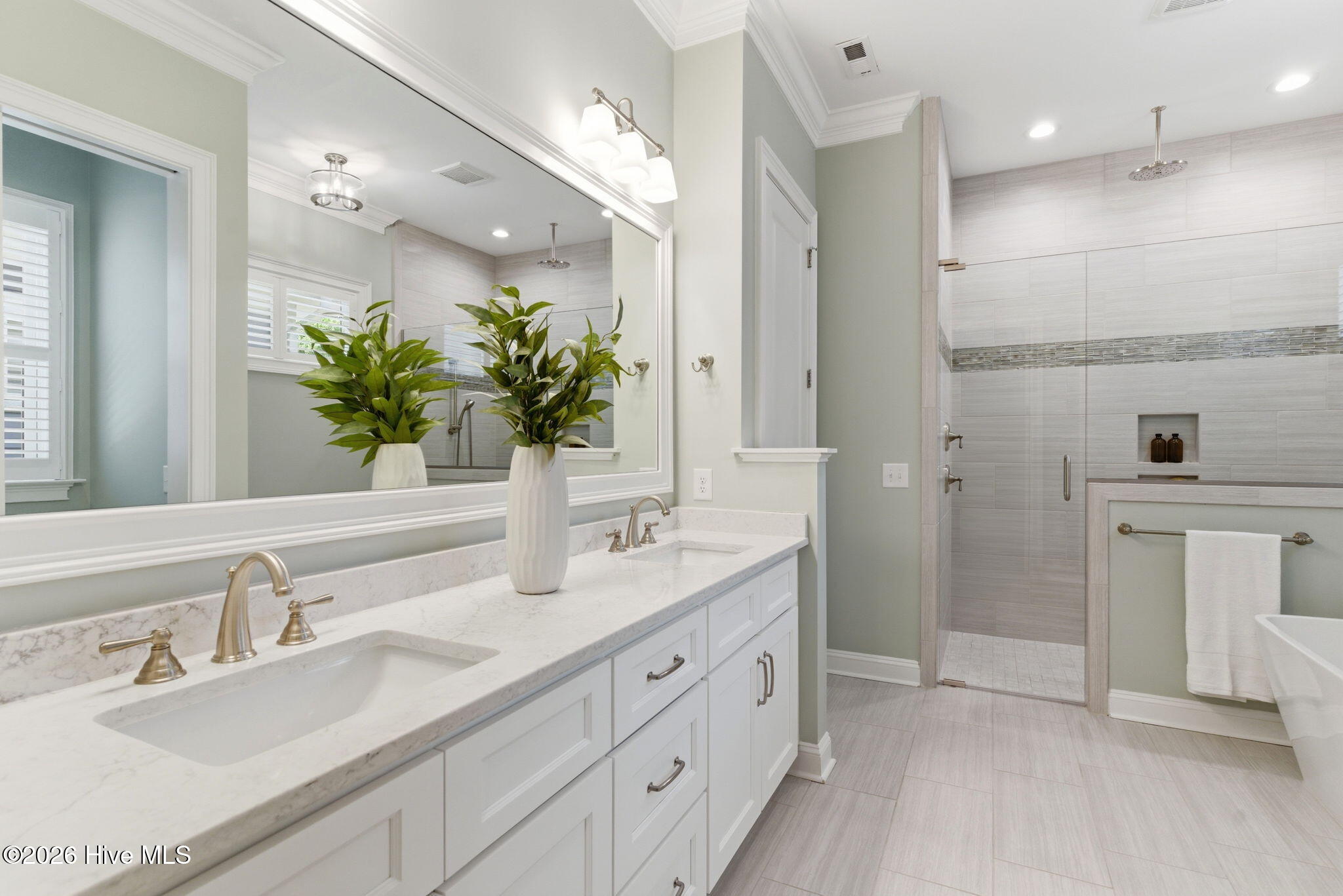 100569885 | Photo 24