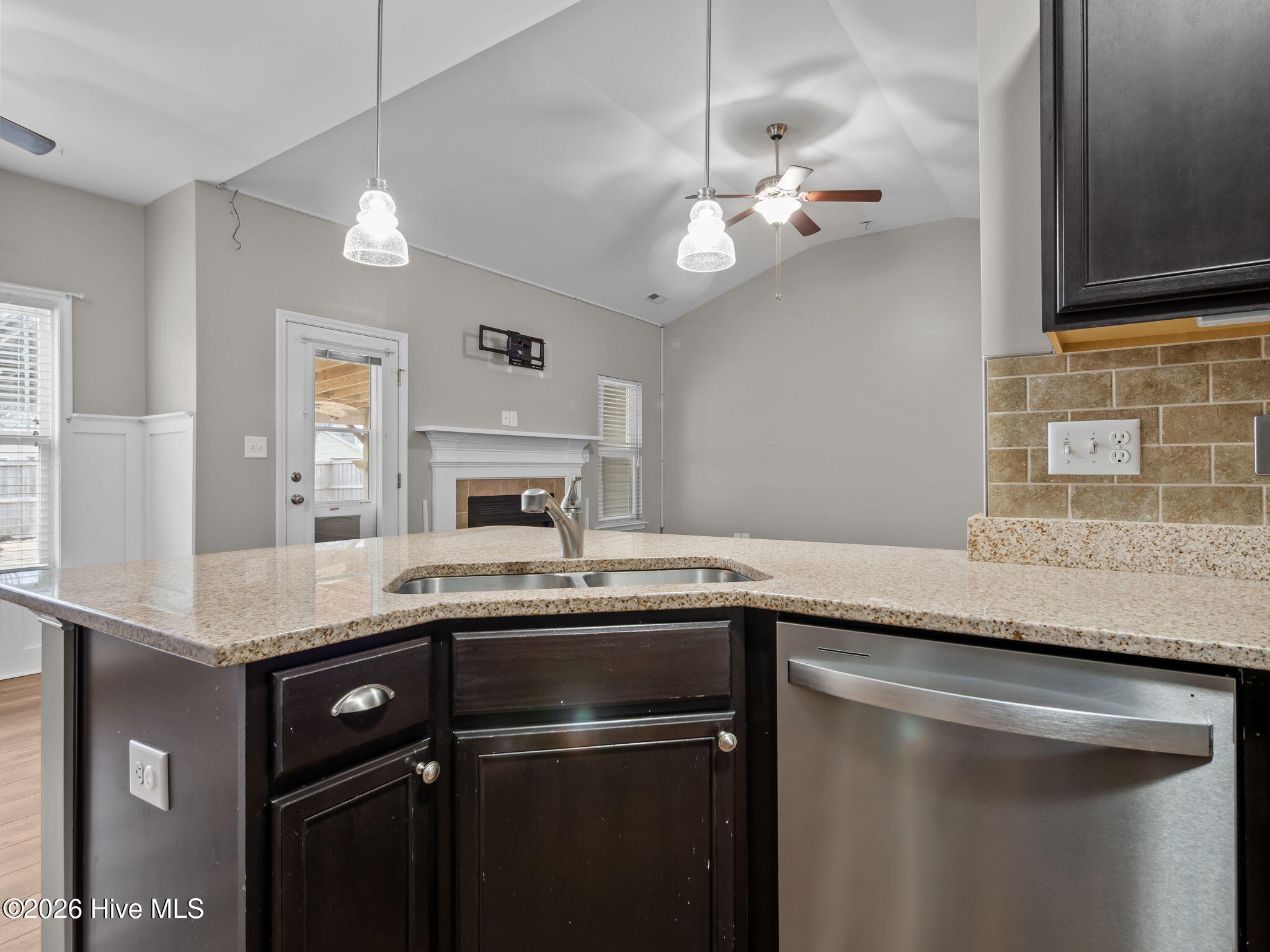 100552892 | Photo 16