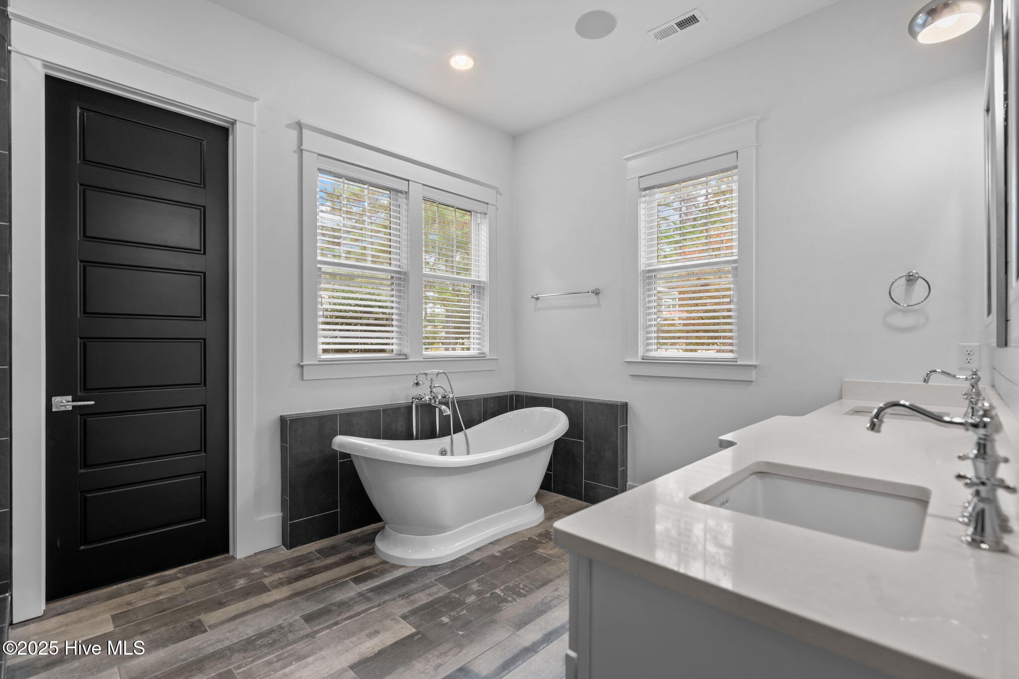 100532333 | Photo 36