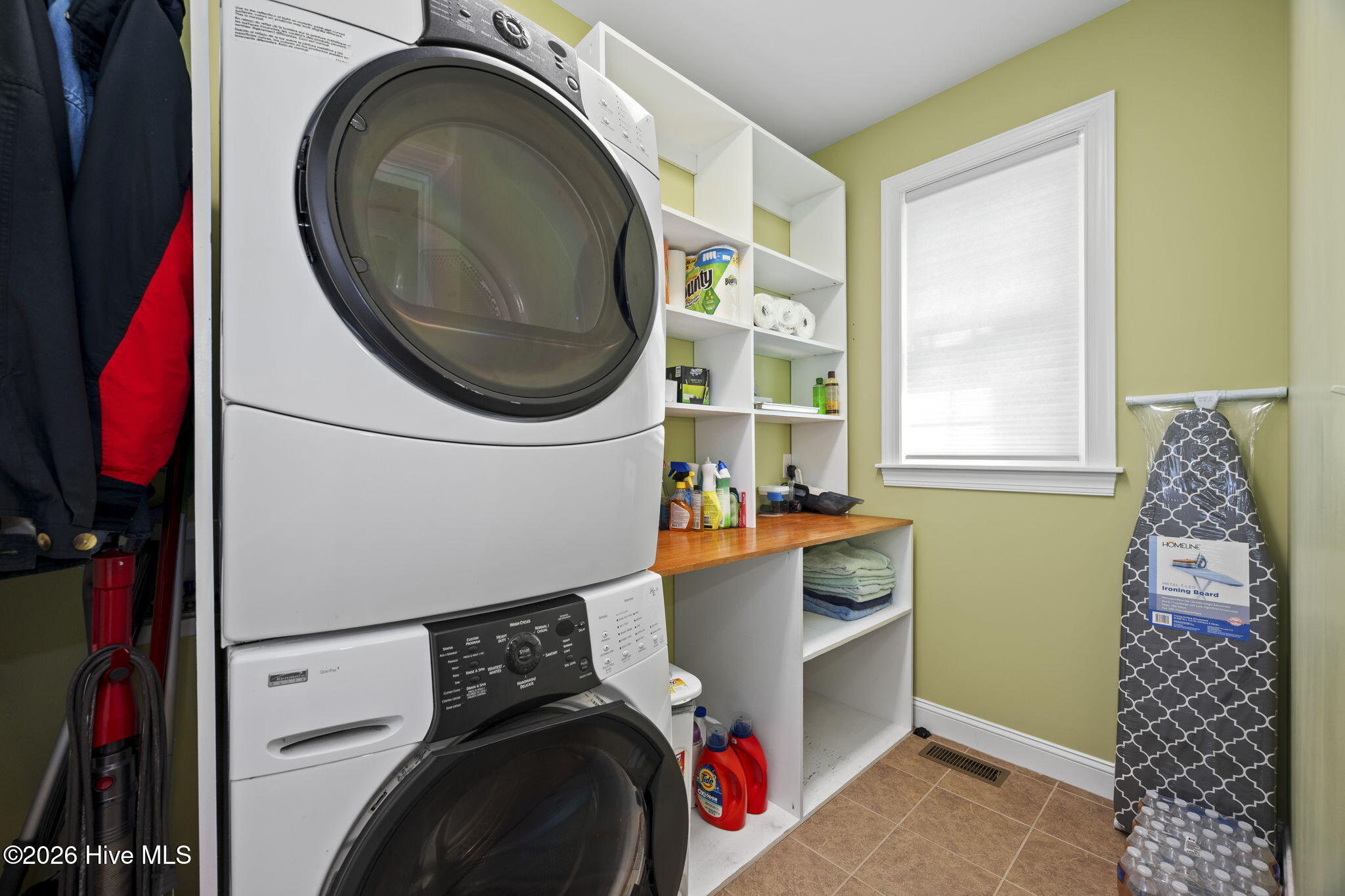 100561467 | Photo 35