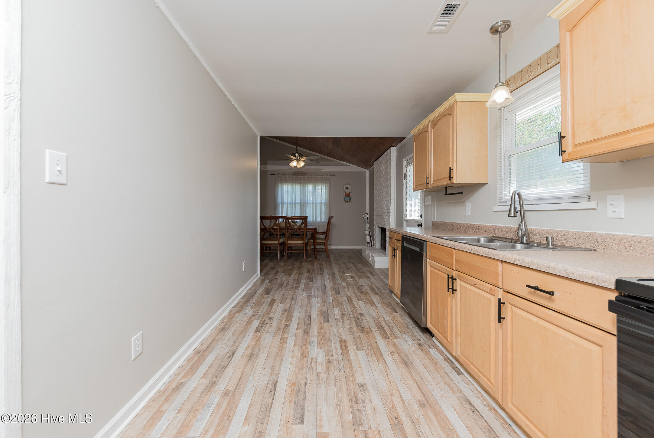 100566387 | Photo 15