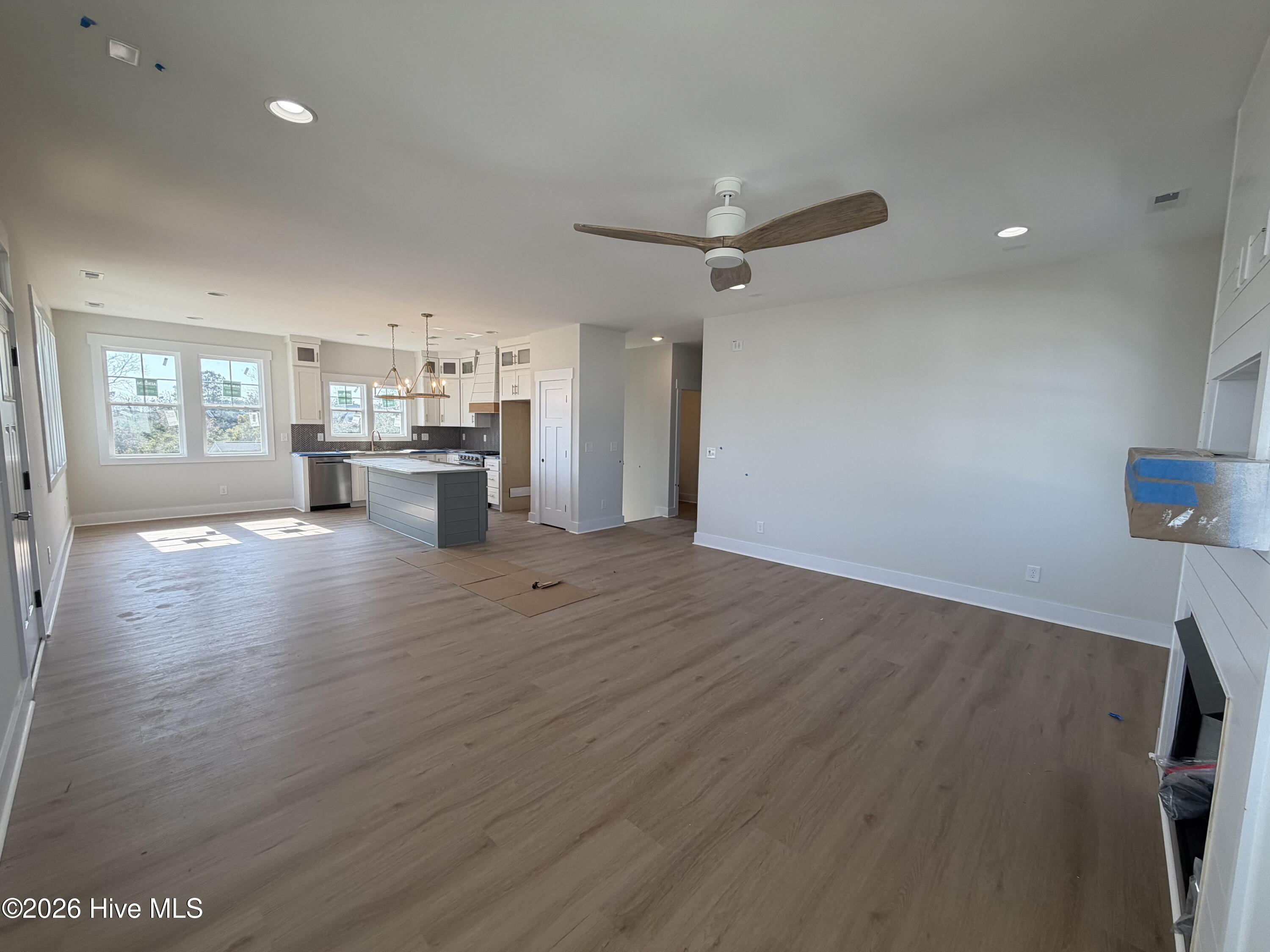 100559607 | Photo 25