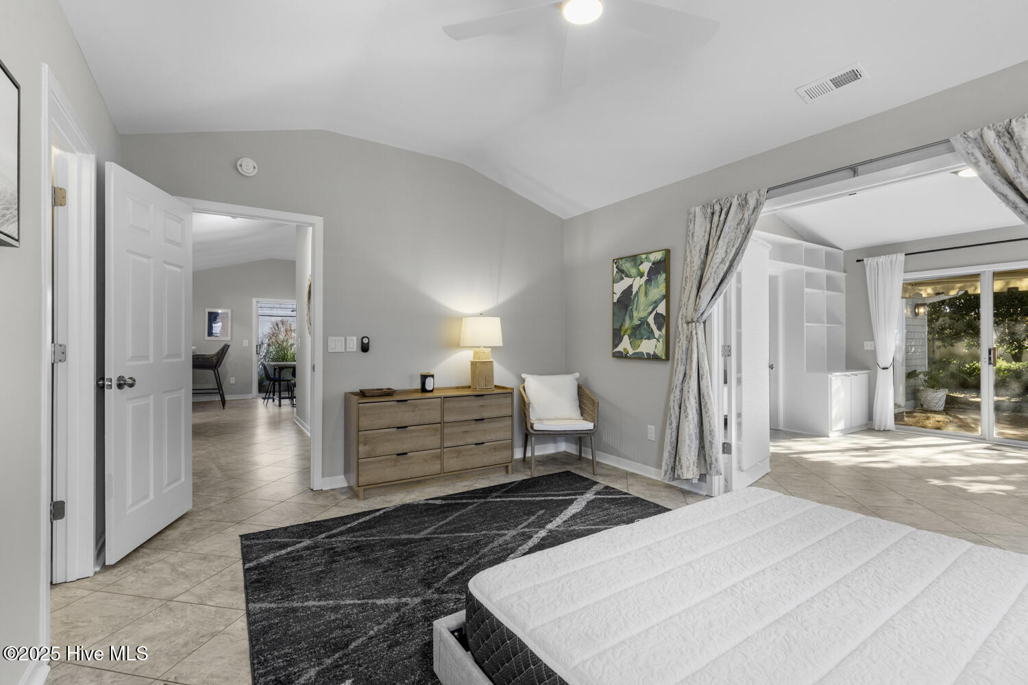 100535668 | Photo 25