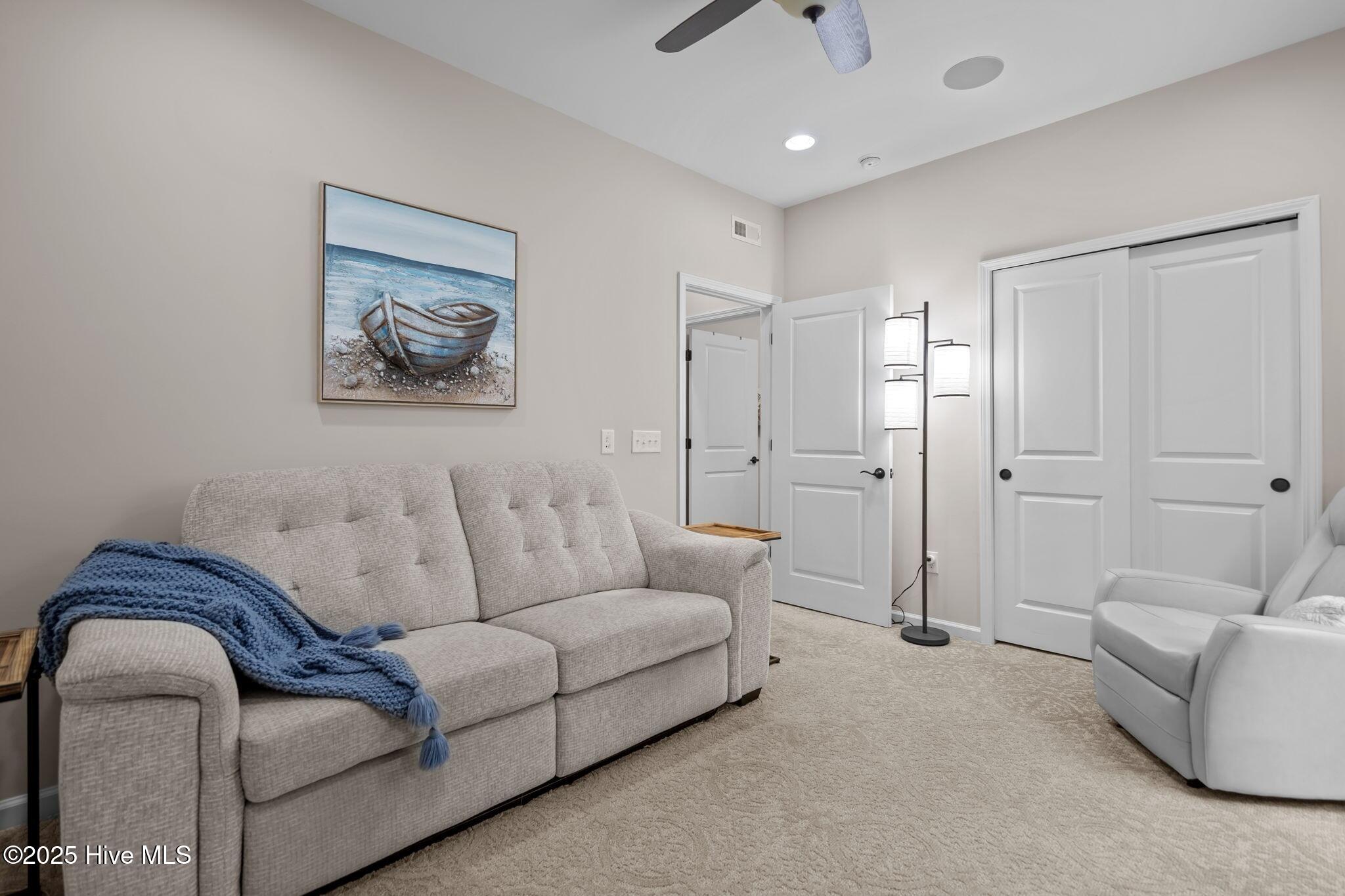 100528063 | Photo 33