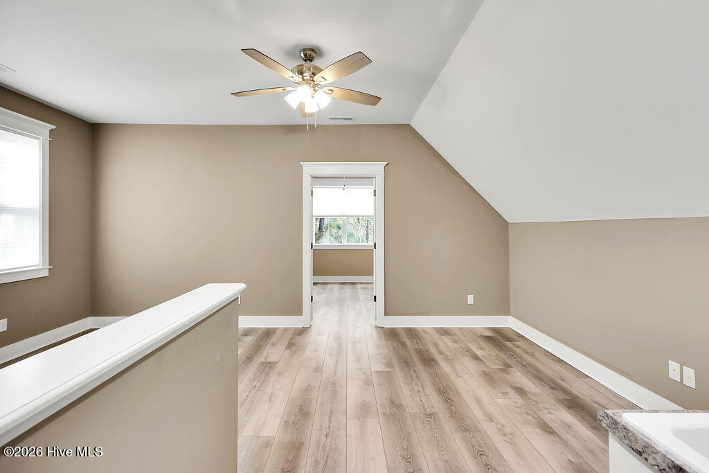 100548295 | Photo 42