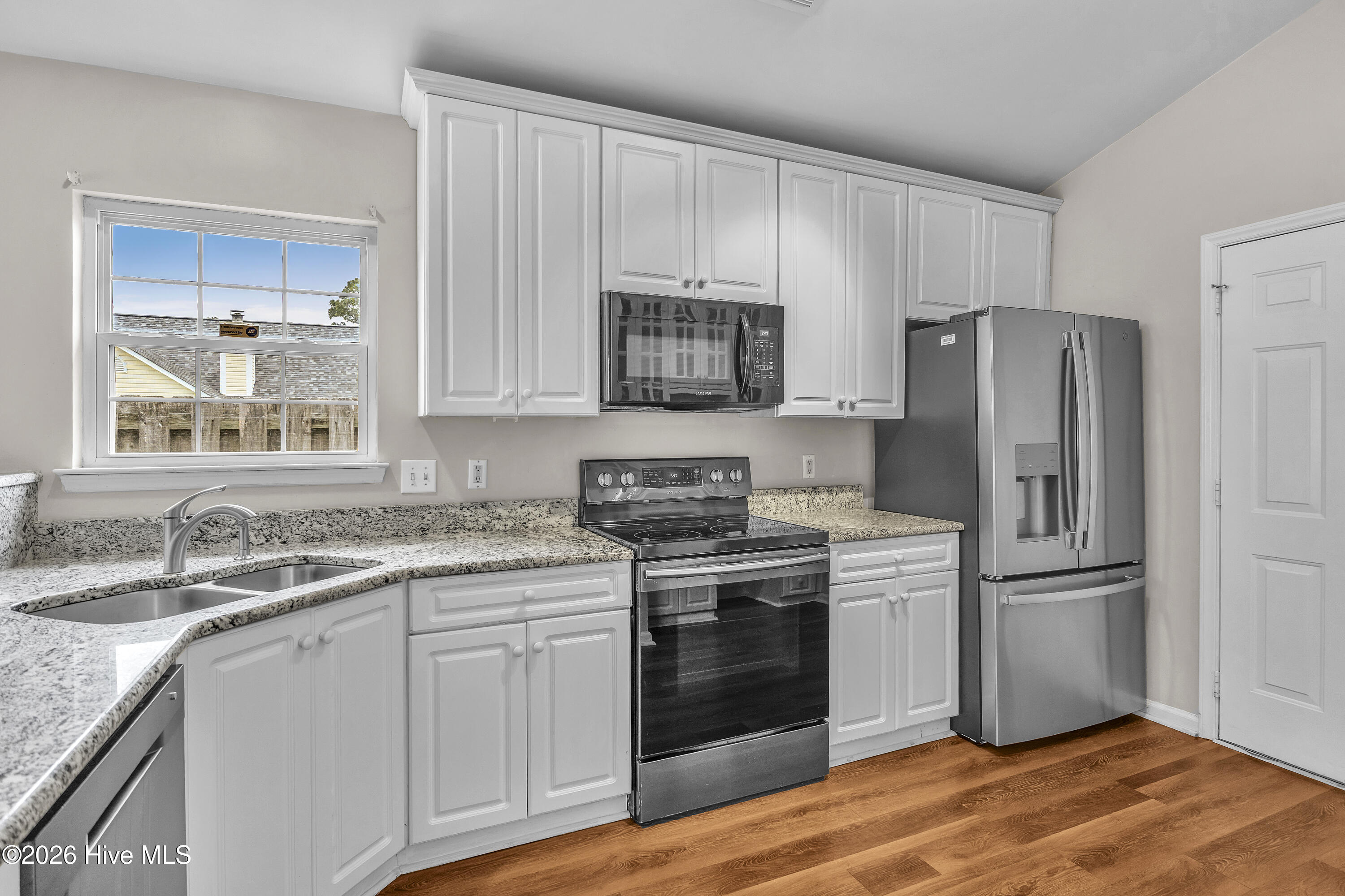 100560677 | Photo 13